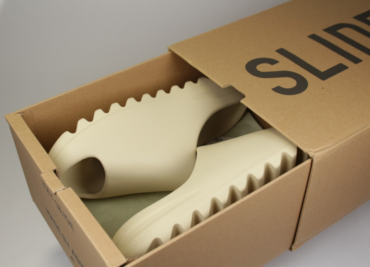 Adidas Yeezy Slide “Bone” NEW WITH BOX -FAST SHIPPING -Unisex FZ5897
