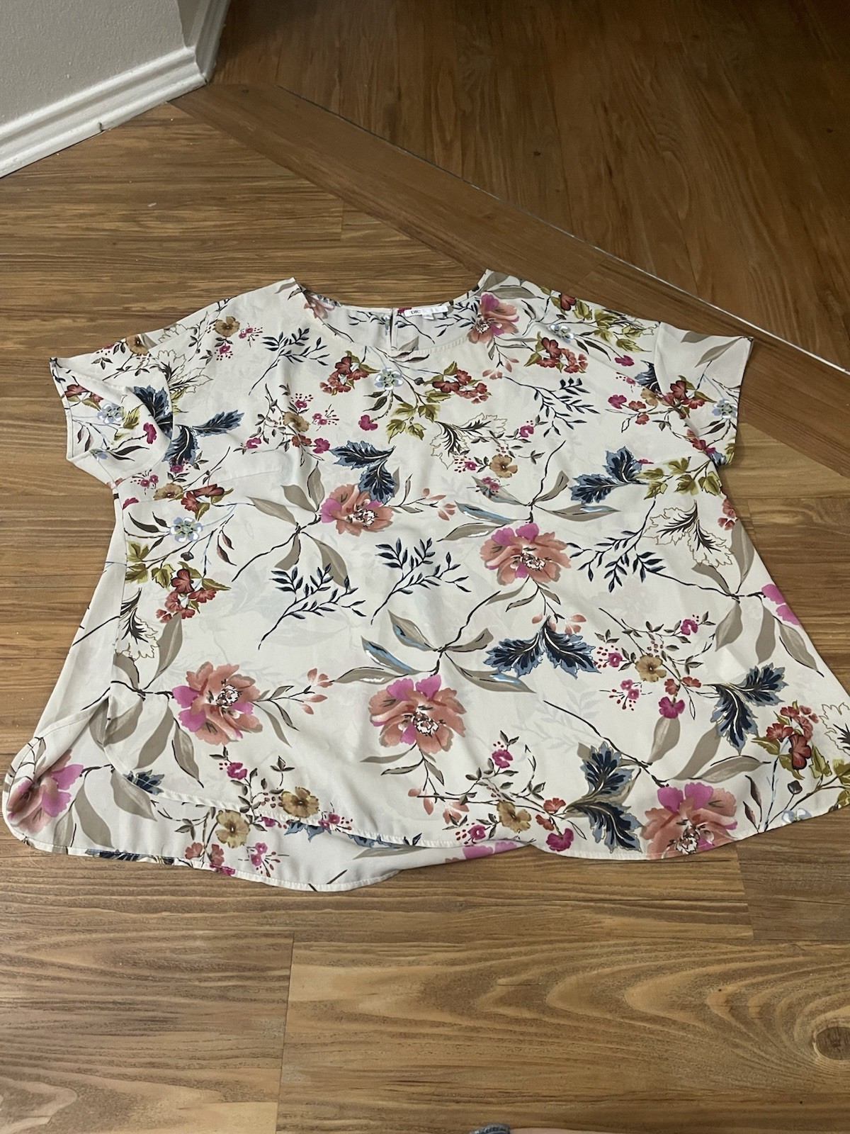 DR2 Women’s Plus Size 3X Floral Blouse, Short Sleeve Round Neck, White Pink