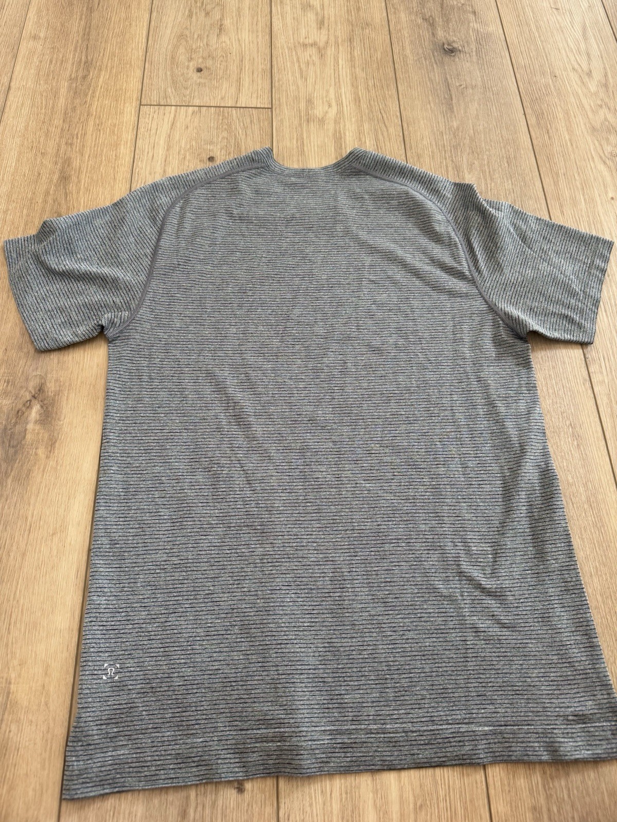 Lululemon Men’s M Gray Striped Crew Neck Short Sleeve Athletic Tee Logo