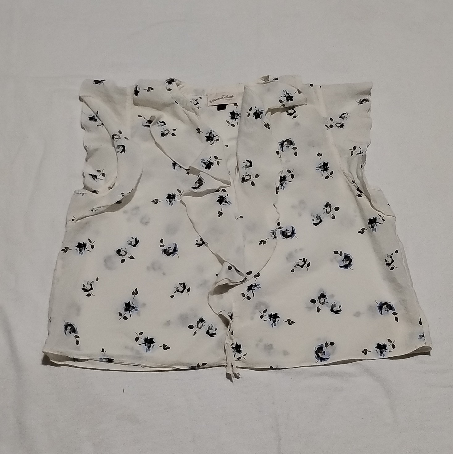Universal Thread Women’s L Floral V-Neck Pullover Blouse Ruffle White