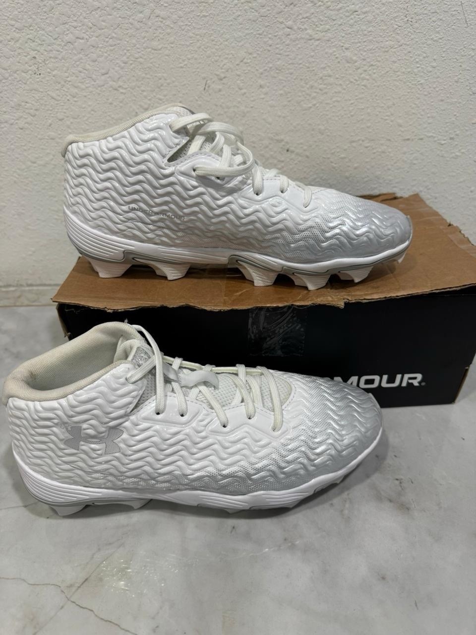 Under Armour Men’s UA Spotlight Hammer Football Cleats Size 8 White