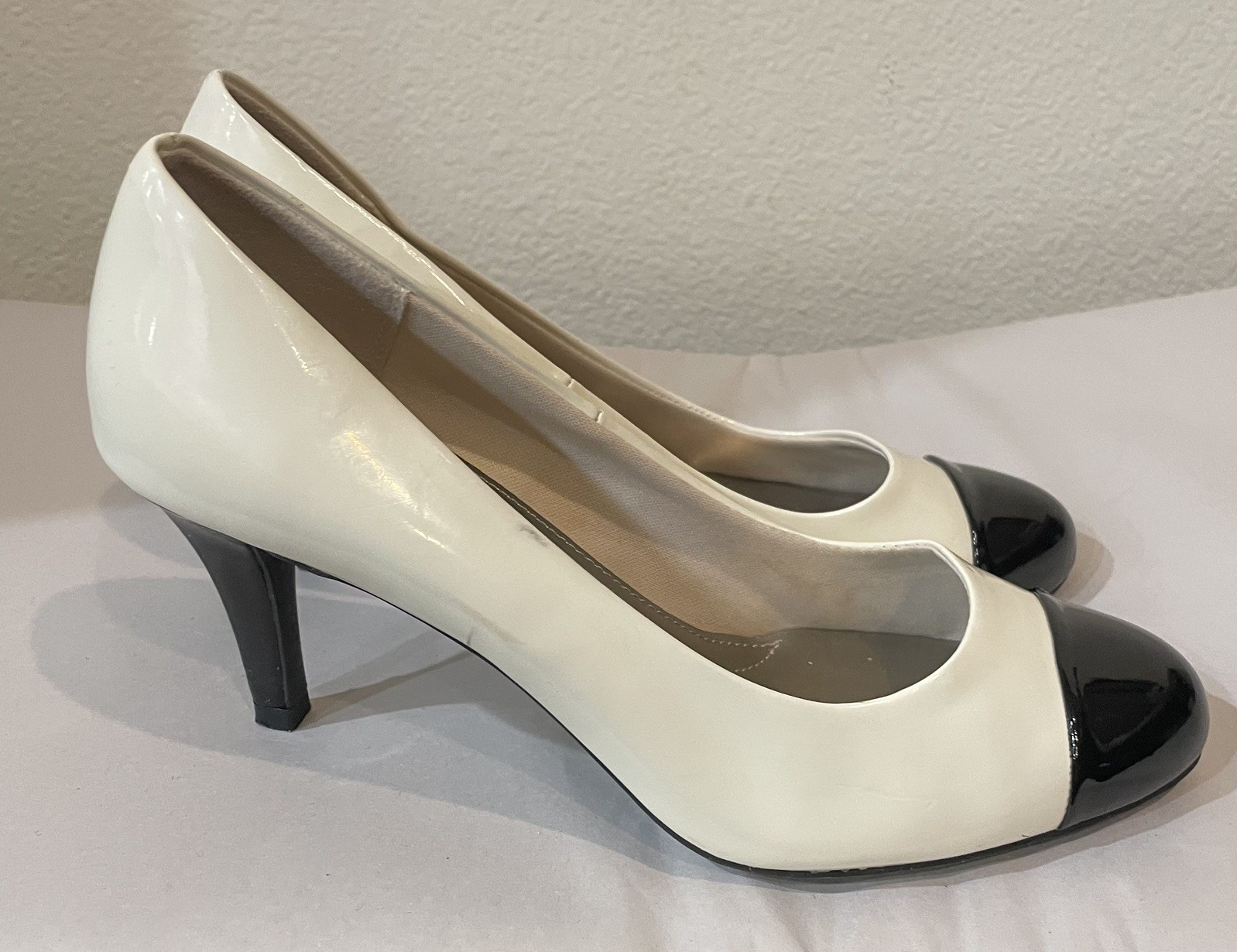 Comfort Plus Predictions Black/White Faux Patent Leather 2.5” Heel Size 7.5W
