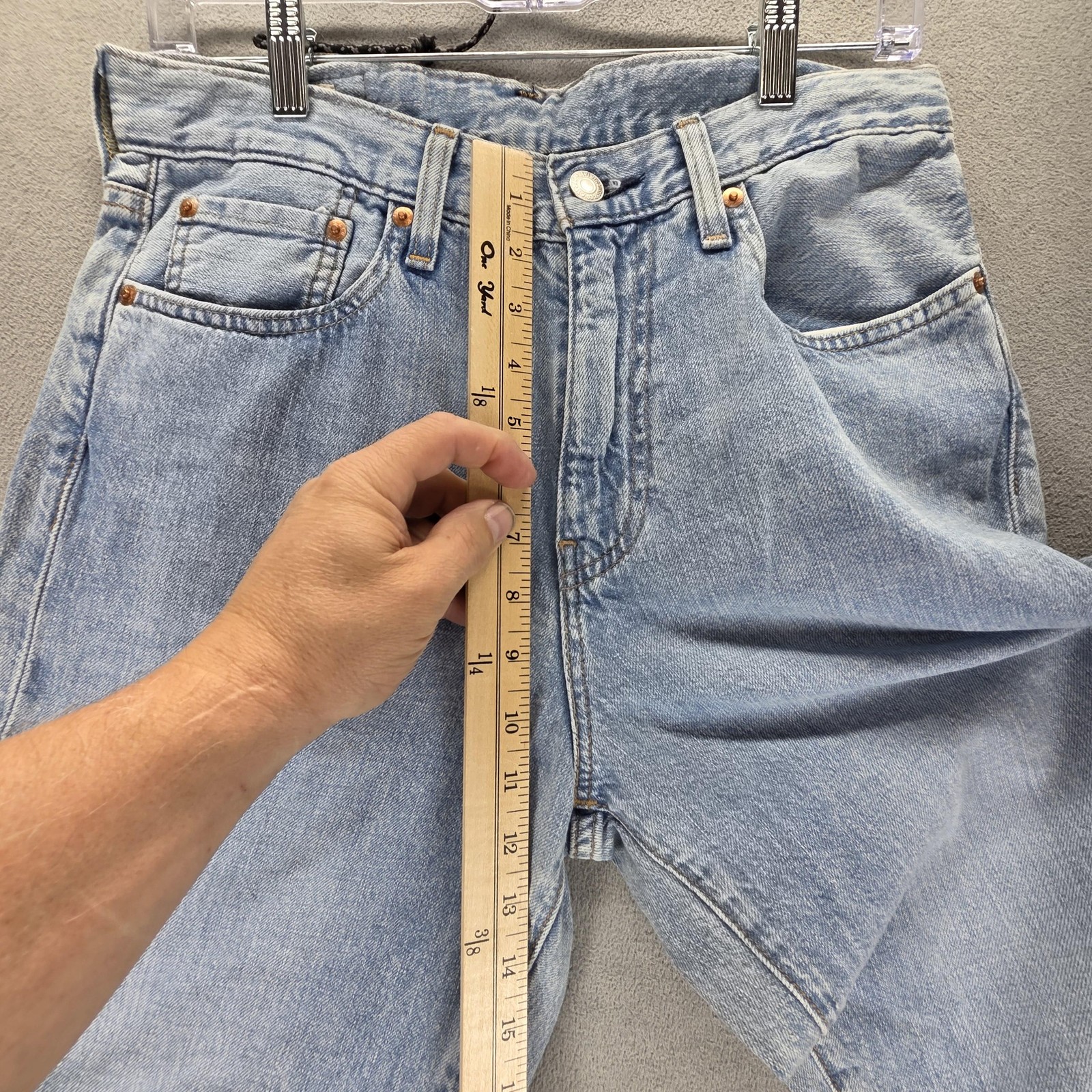 Levis 568 Jeans Mens 30×32 Light Wash Blue Denim Relaxed Tapered Zip Fly