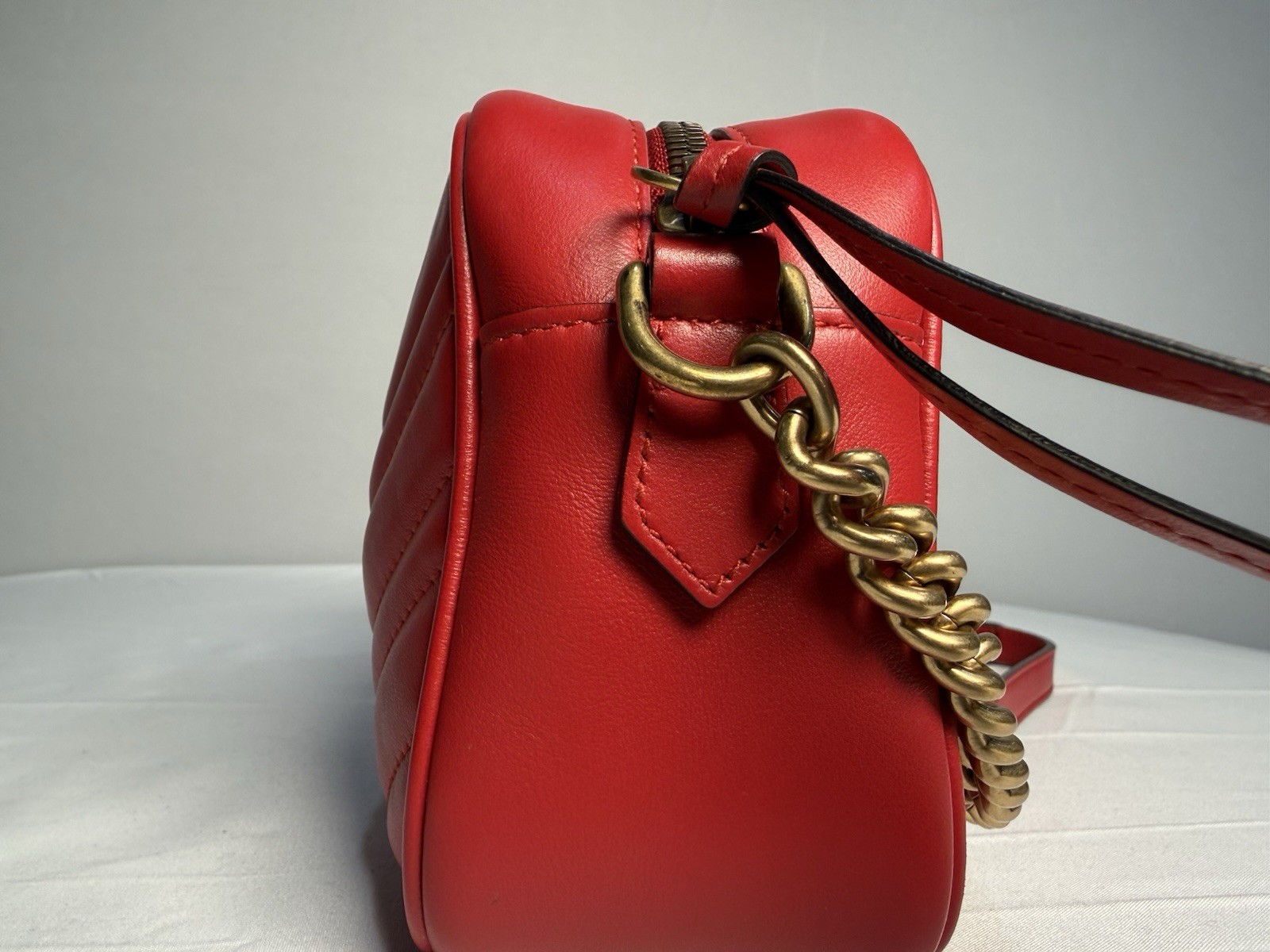 Gucci GG Marmont Red Matelasse Chevron Quilted Logo Zip Gold Chain Strap