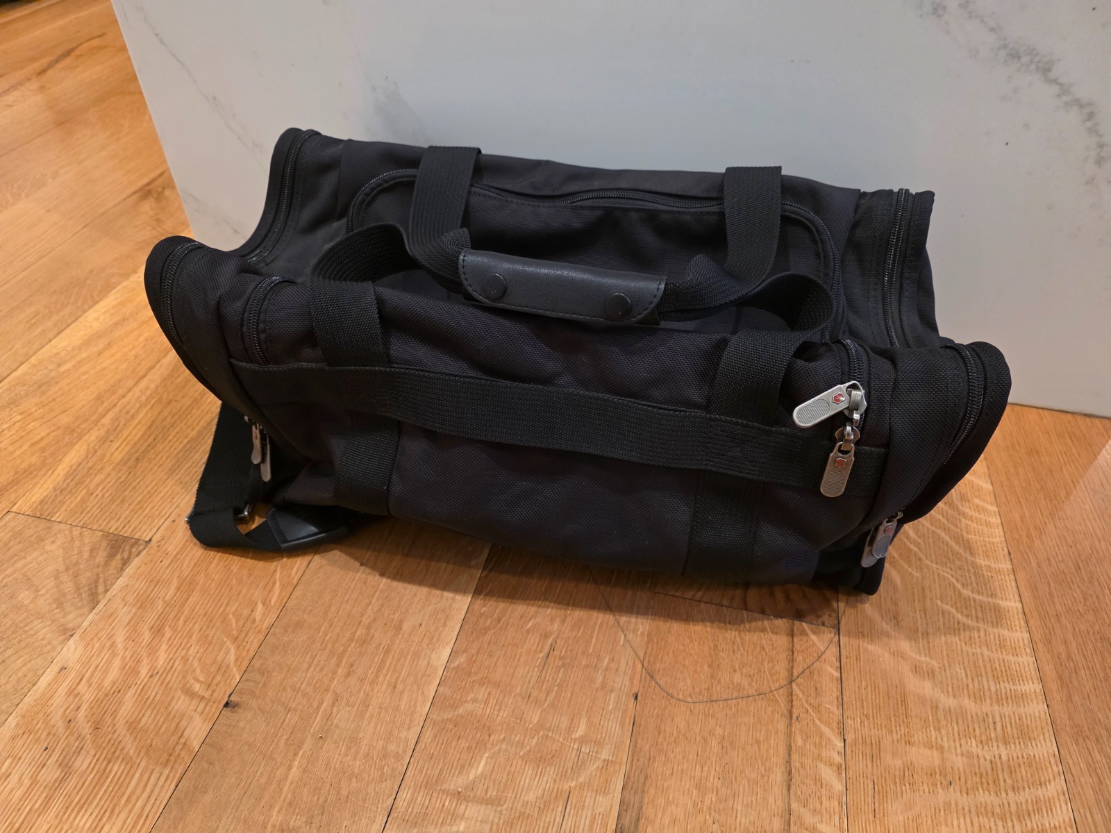 Victorinox Swiss Army NXT Black Canvas Duffle Bag Travel Luggage 20 x 10 x 10