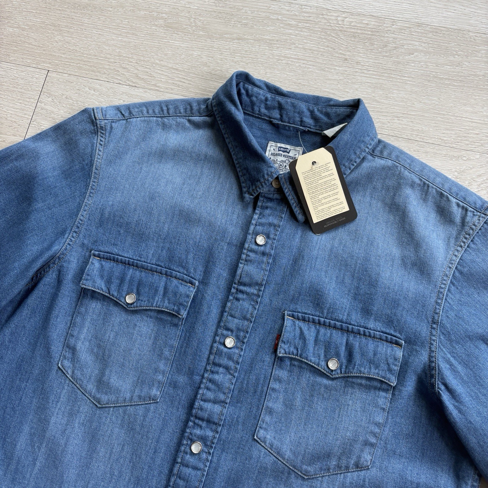 BNWT Levi’s Denim Shirt Mens Blue Size Medium Relaxed Pearl Snap Button S/Sleeve