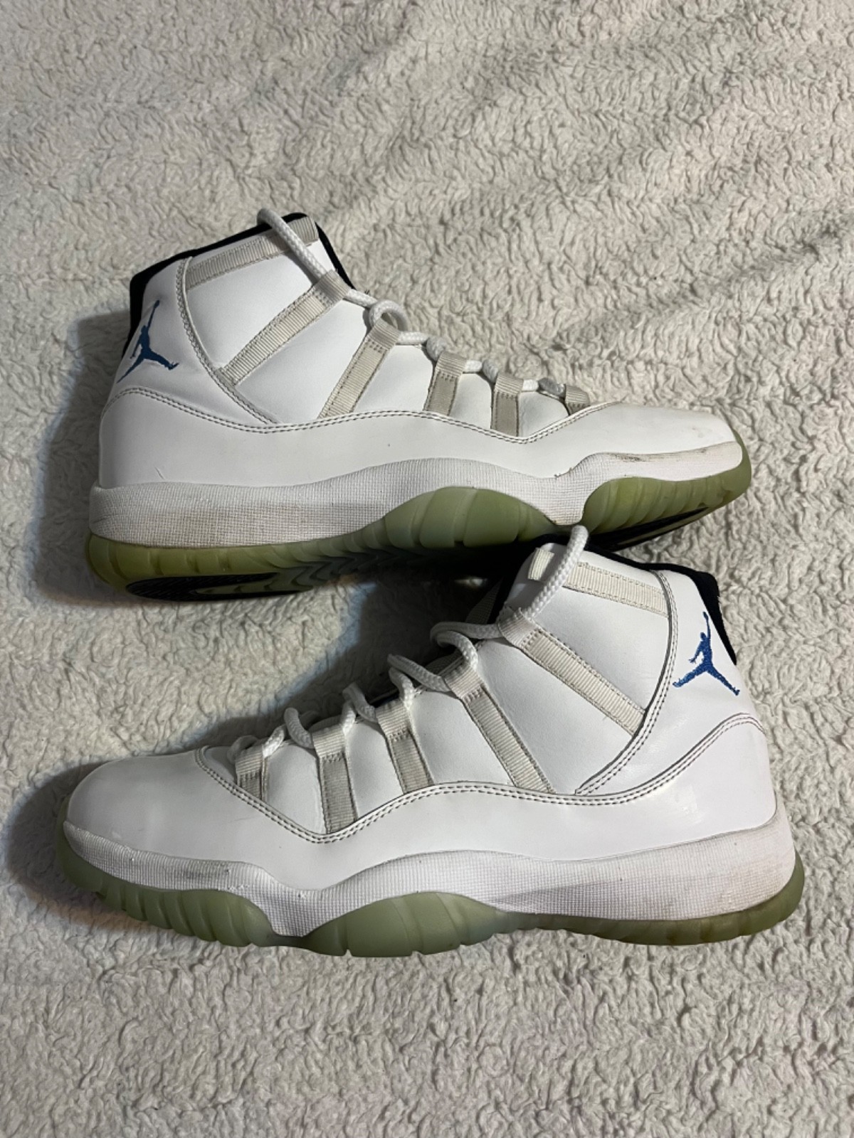 jordan 11 columbia size 10 new condition just the scuff you see as pictured