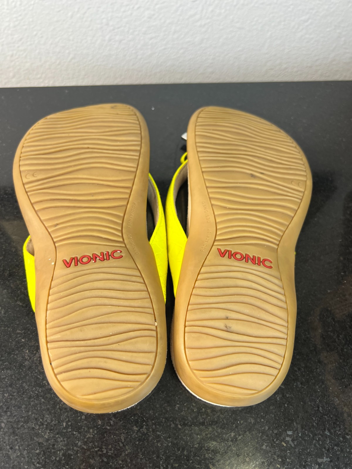 Vionic Bella II Toe Post Thong Sandal Yellow Patent Croc Size 7.5