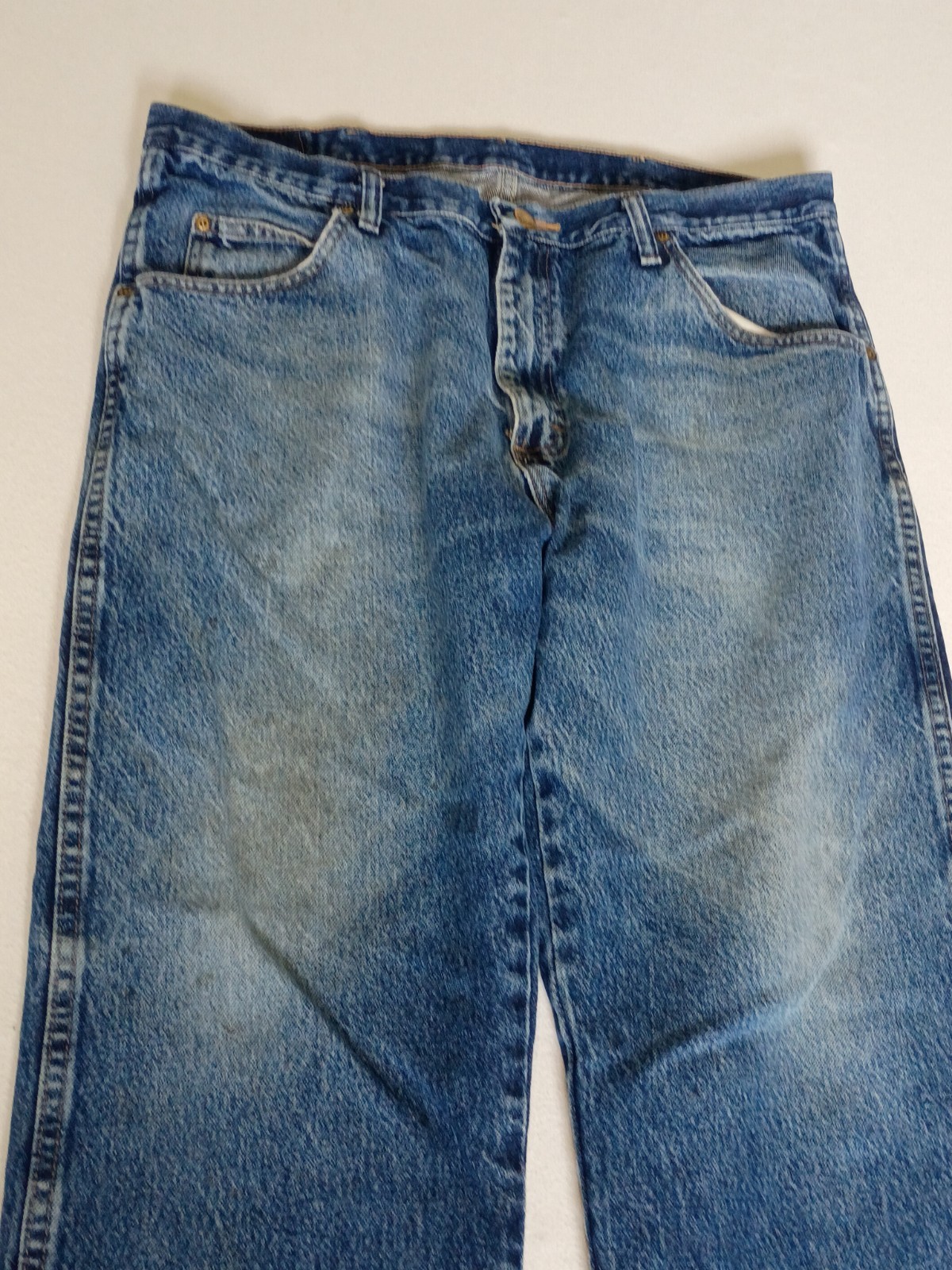 Wrangler Regular Fit jeans (model 96501MR) size 38 x 29 Farm Worn Stained