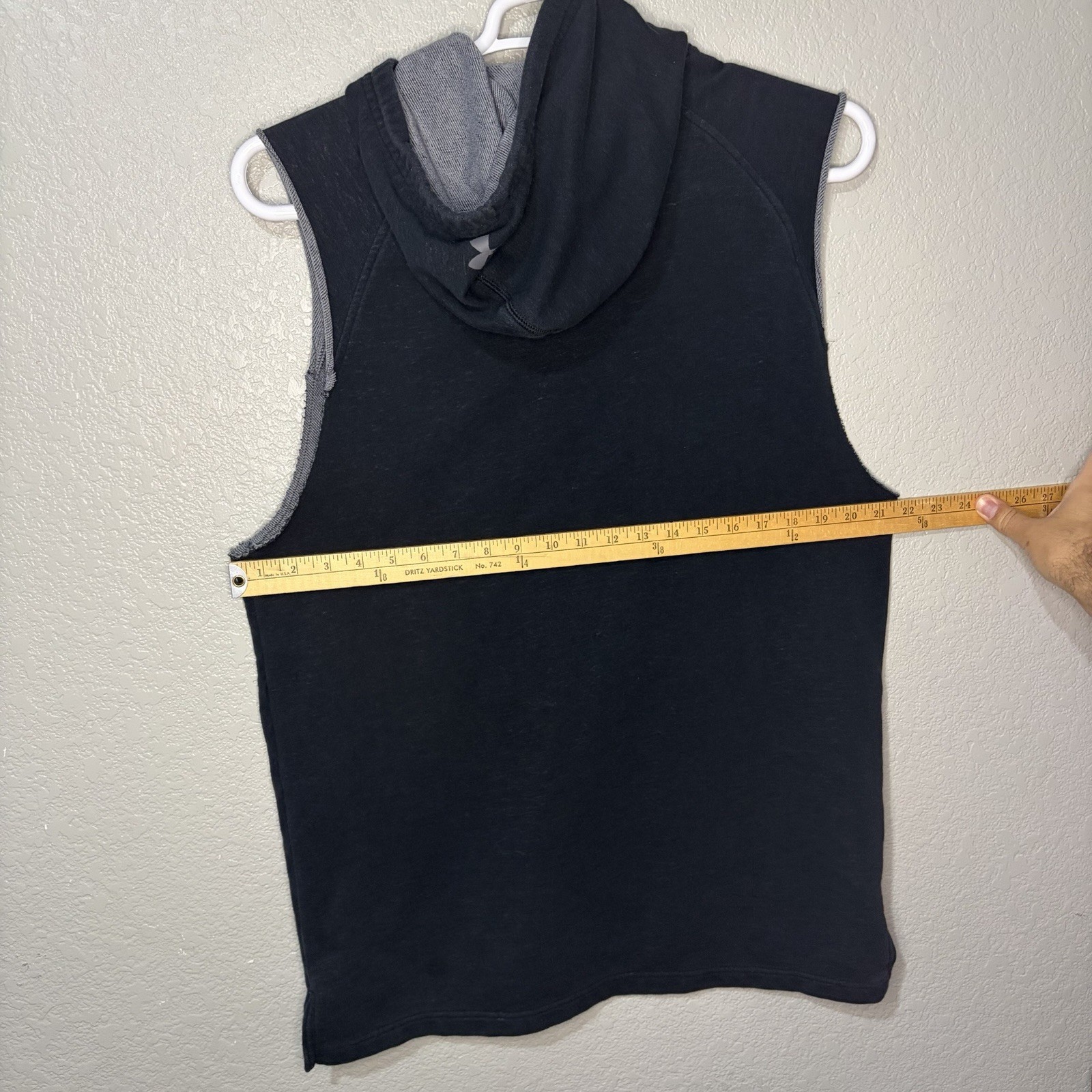 Under Armour Hoodie Mens Large Black Sleeveless Pullover Vest Kangaroo Pocket