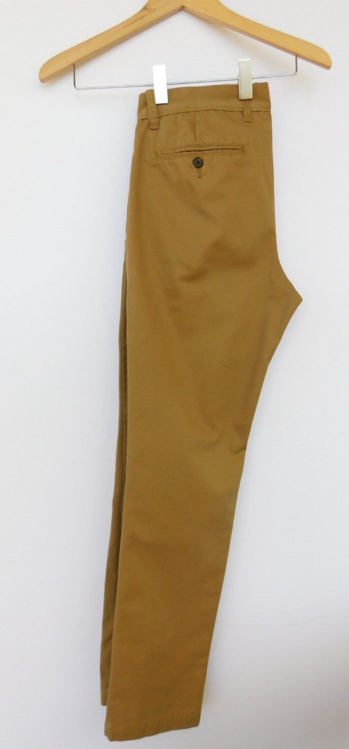 GAP Men Khaki Pants Size 31/32 Brown Classic Taper Wrinkle Resistant