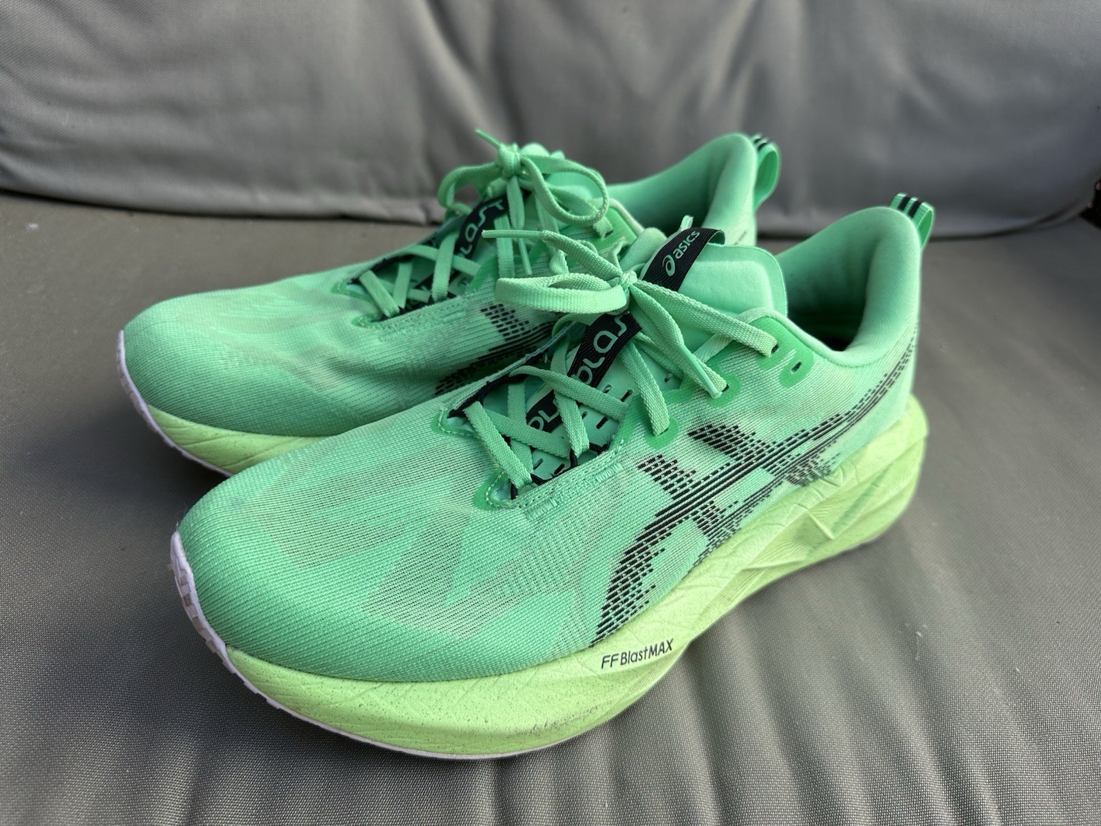 Men’s ASICS Novablast 5 Athletic Running Shoes NBY – Vital Green – Size 10.5