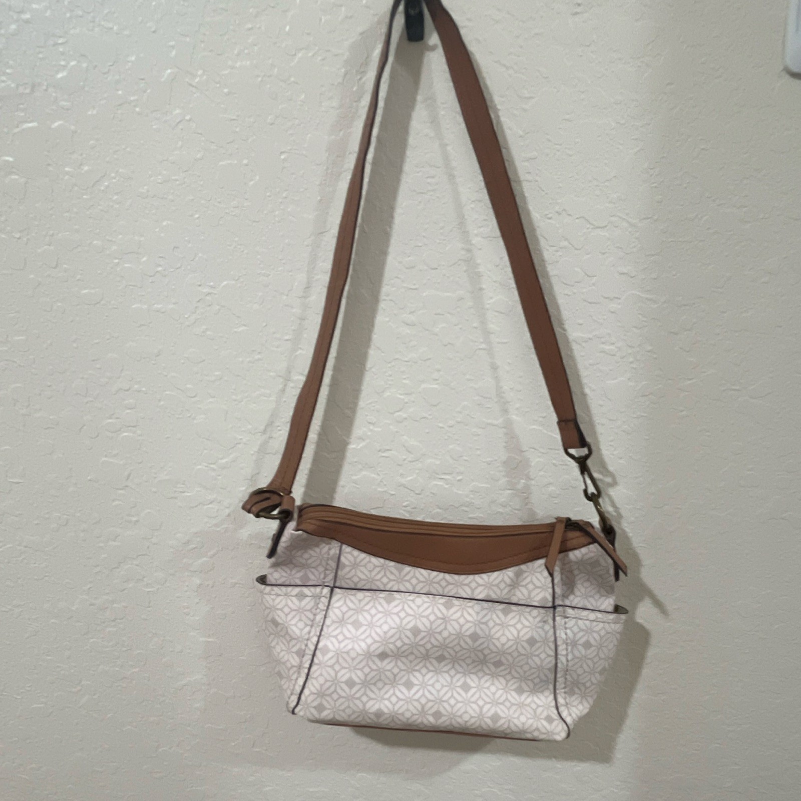 Baggallini Geometric Beige/Brown Crossbody Bag Zip Closure w/ Pouch