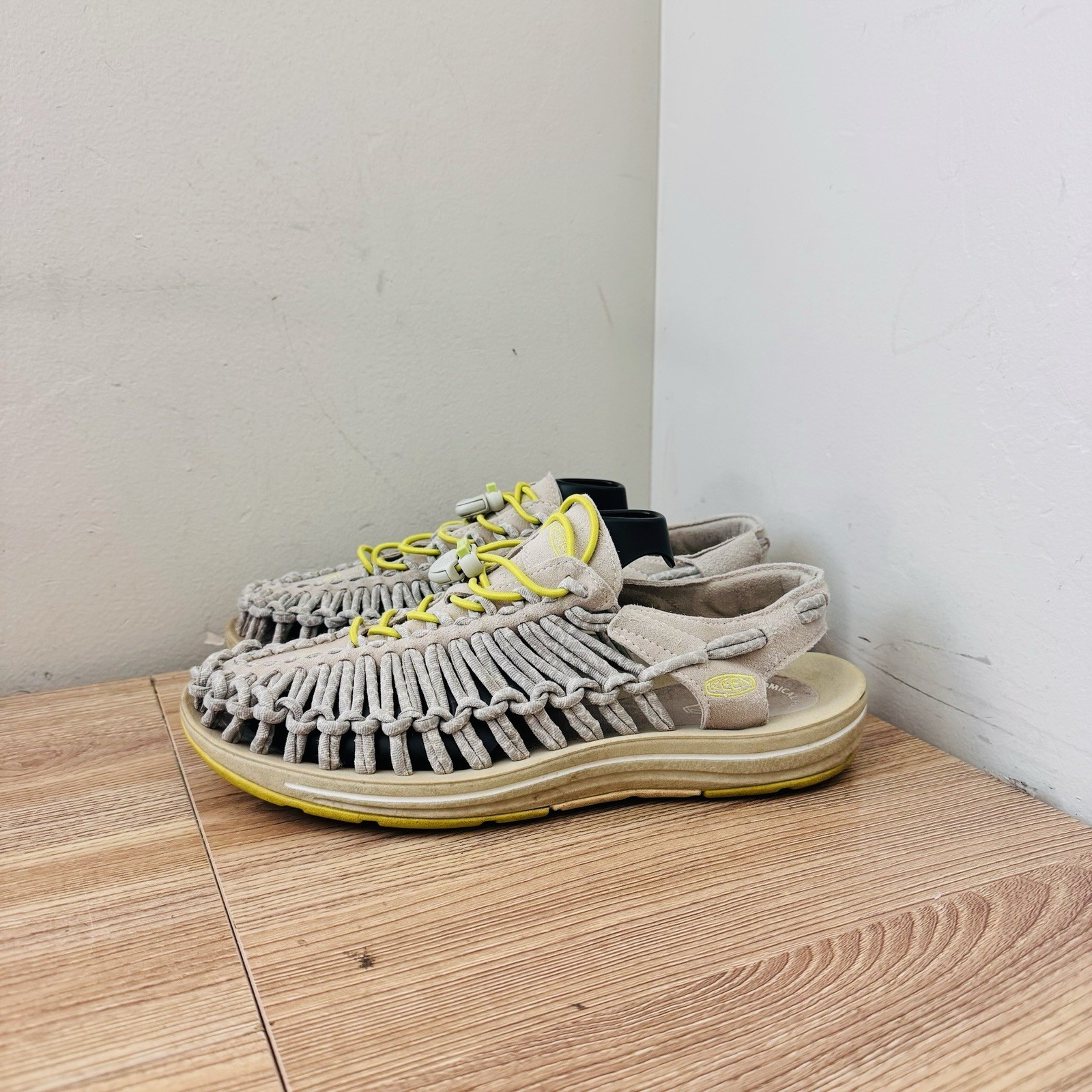 Keen Uneek Gray Yellow Bungee Cord Sandals Women’s Size 10