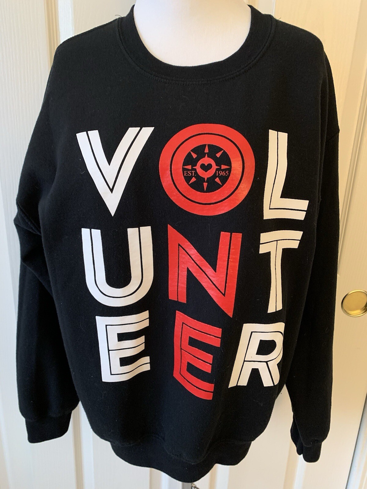 GILDAN “VOLUNTEER” BLACK COTTON POLYESTER BLEND SWEATSHIRT – SIZE M