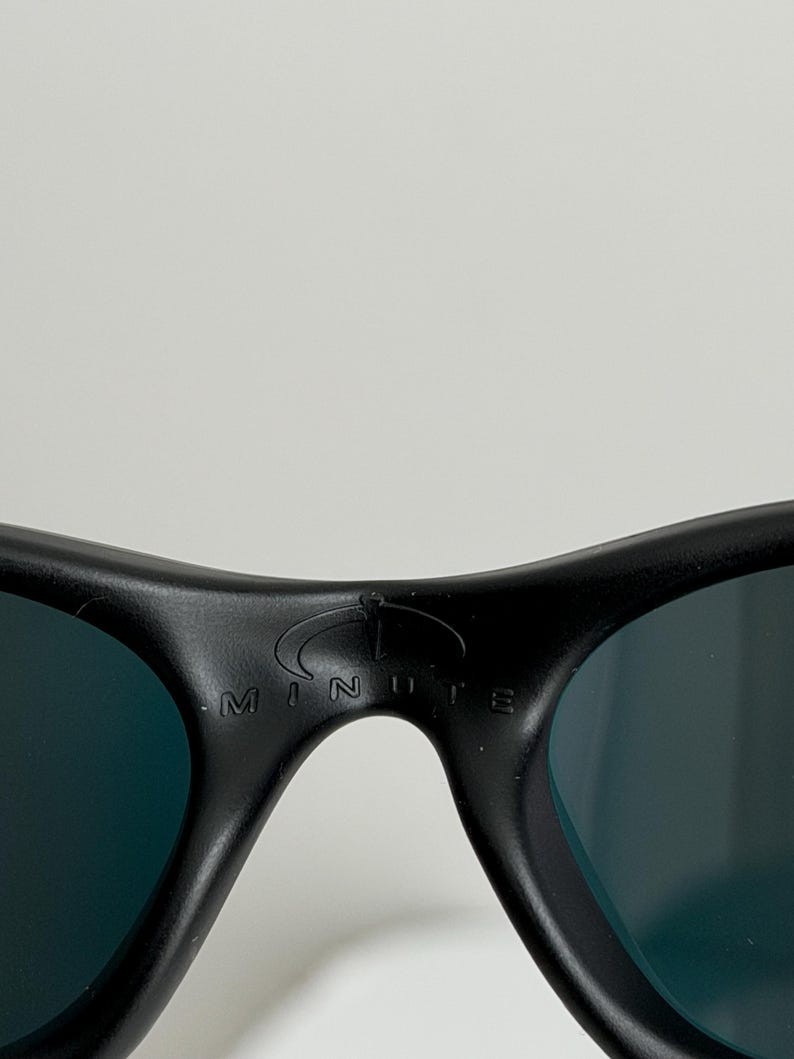 Oakley Minute 1.0 Sunglasses Black Frame Red Lens Y2K Gorpcore Retro