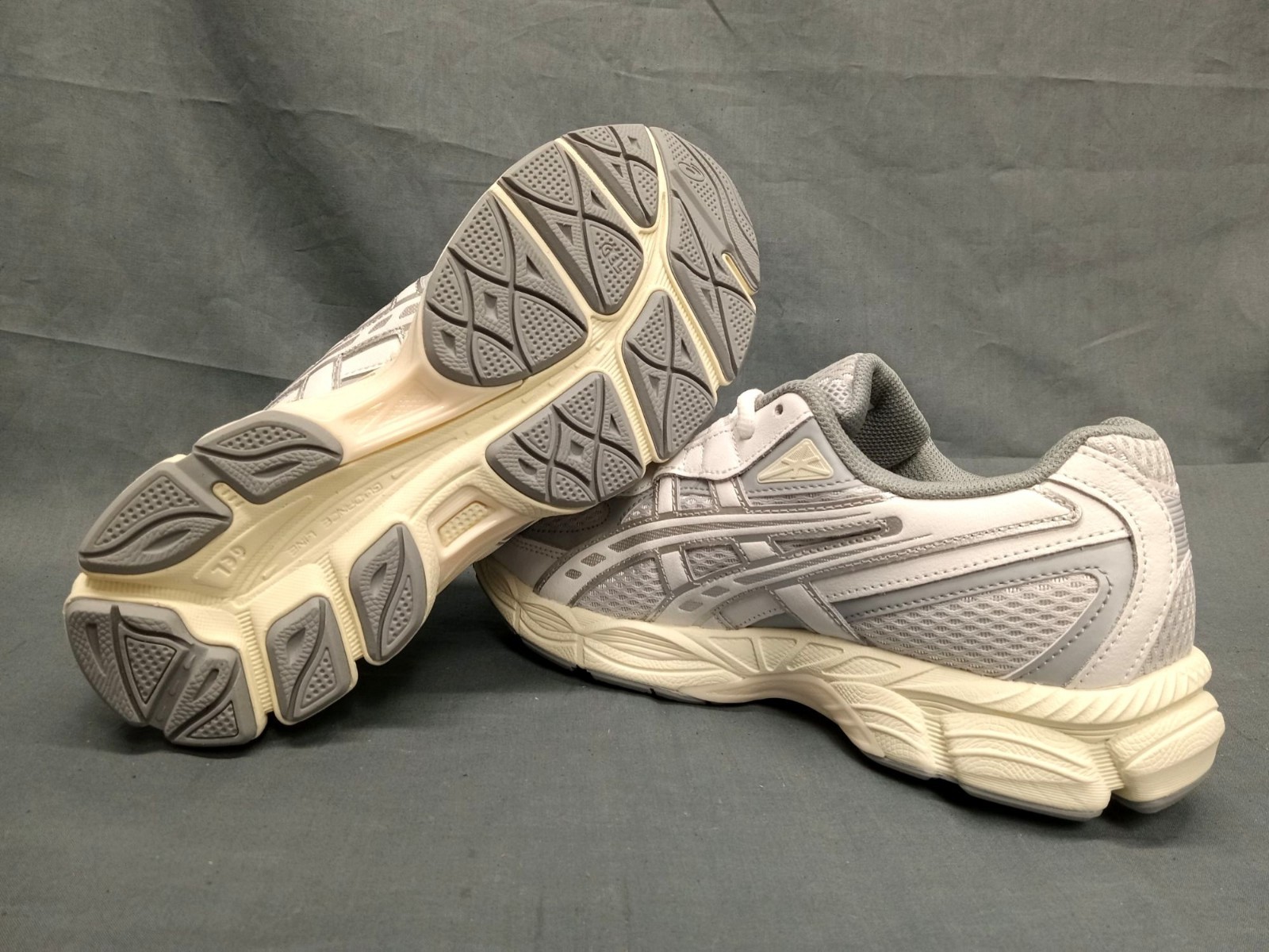 ASICS GEL-NYC 2055 Running Sneaker Glacier Grey White Boys Size 6.5 NEW NO BOX!