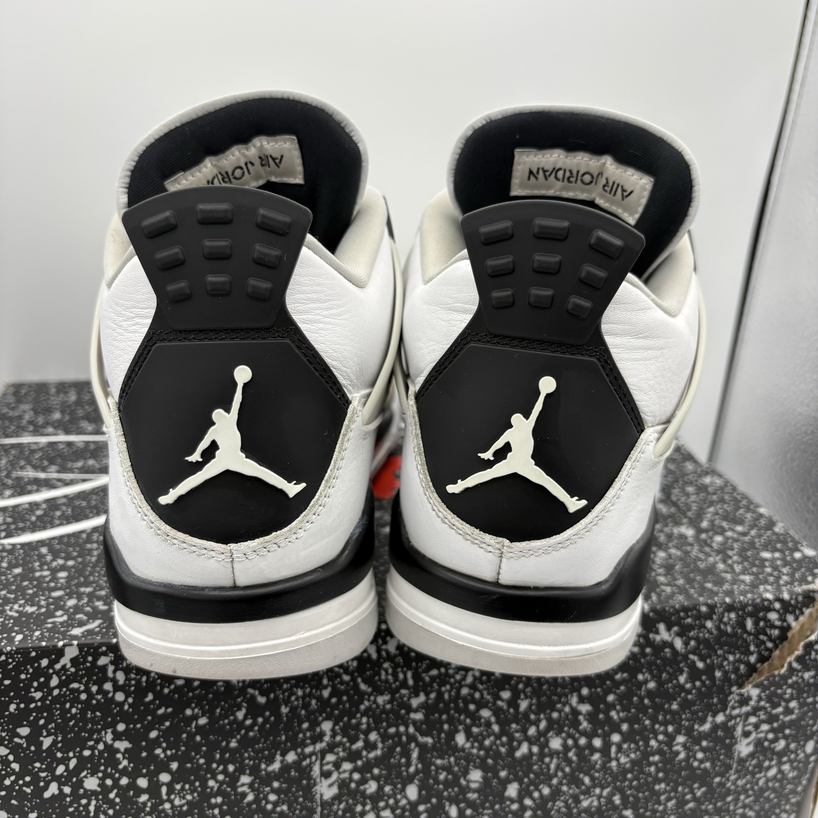 Jordan 4 Retro Military Black Size 9.5 Pre-Owned DH6927-111 White Grey