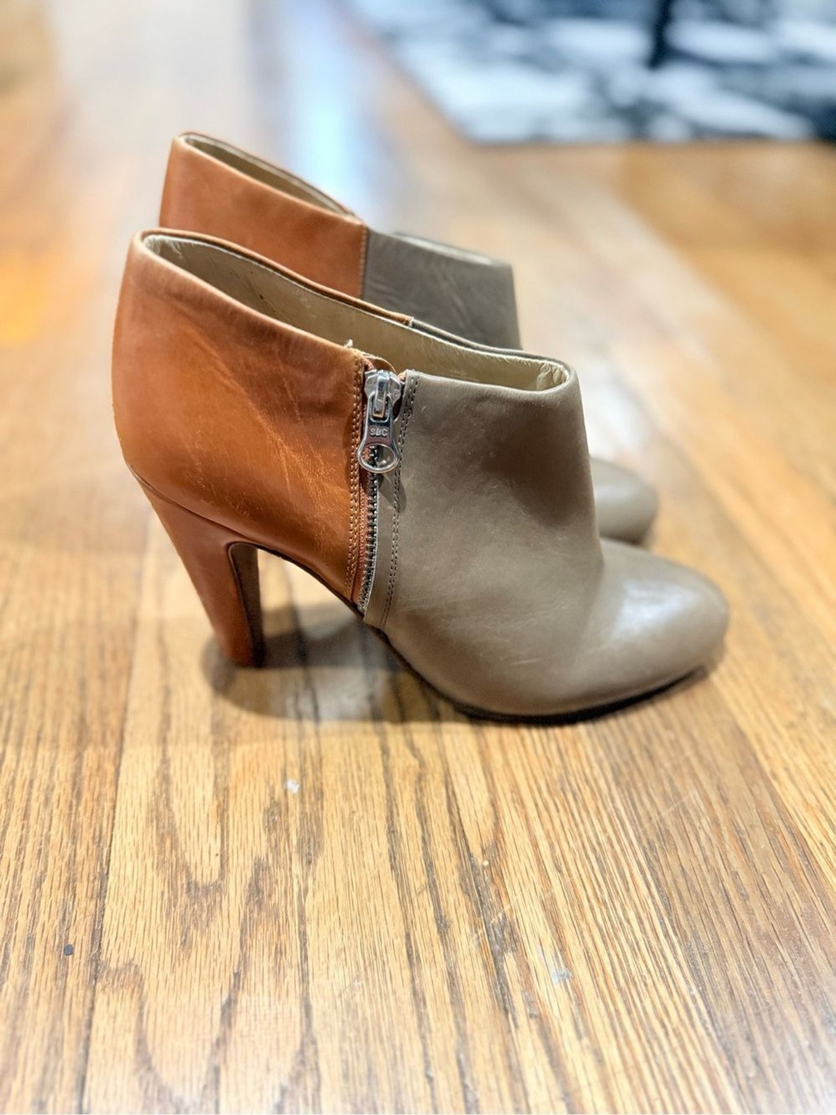 See By Chloe Women’s Two-Tone Taupe and Cognac Ankle Booties 39