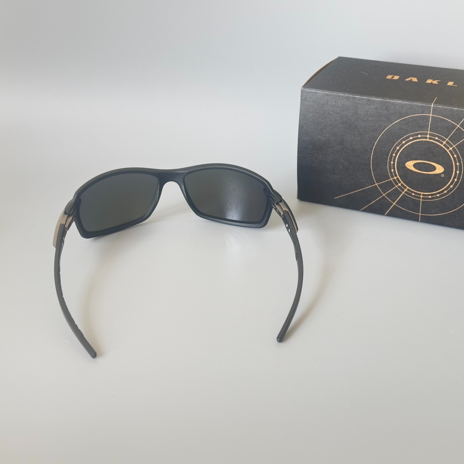 Oakley Carbon Shift OO9302 Matte Black Deep Blue Lens Sunglasses Carbon Fiber