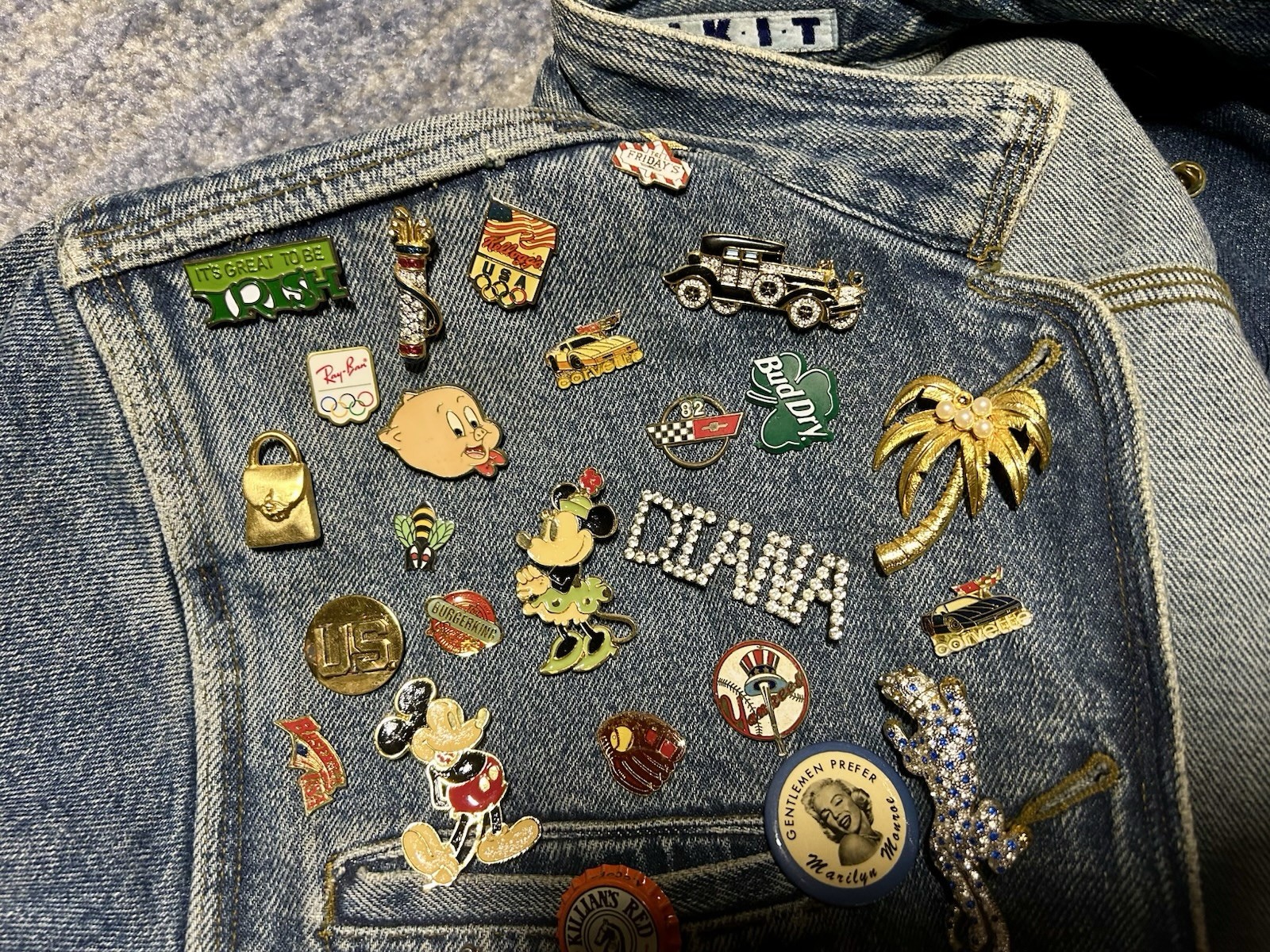 Vintage Kikit Denim Jacket Covered In 116 Vintage Pin & Brooch, See Pictures