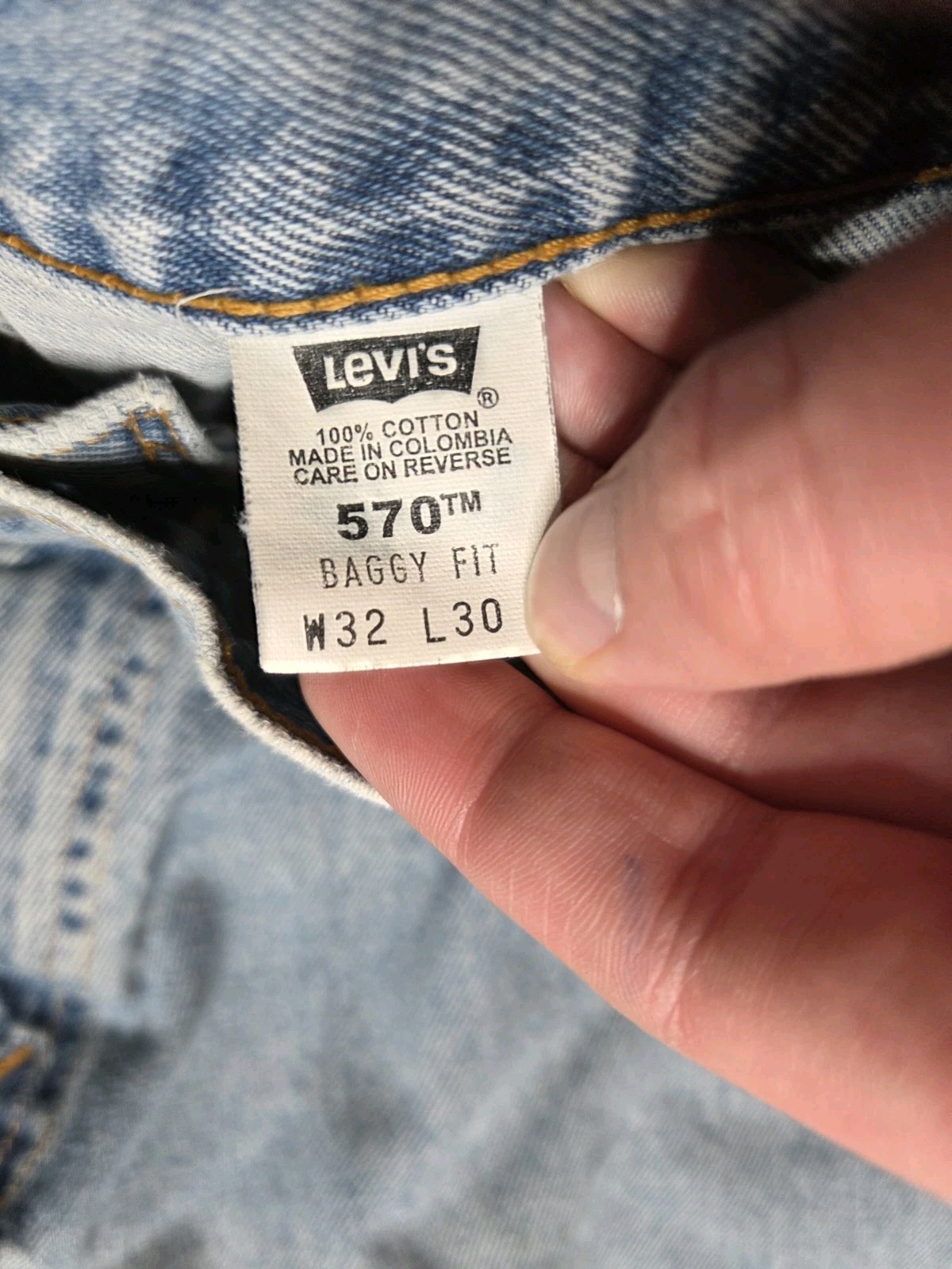Vintage Levis 570 Jeans Mens 32×30 Light Wash Baggy Fit Tapered Leg Denim 90s