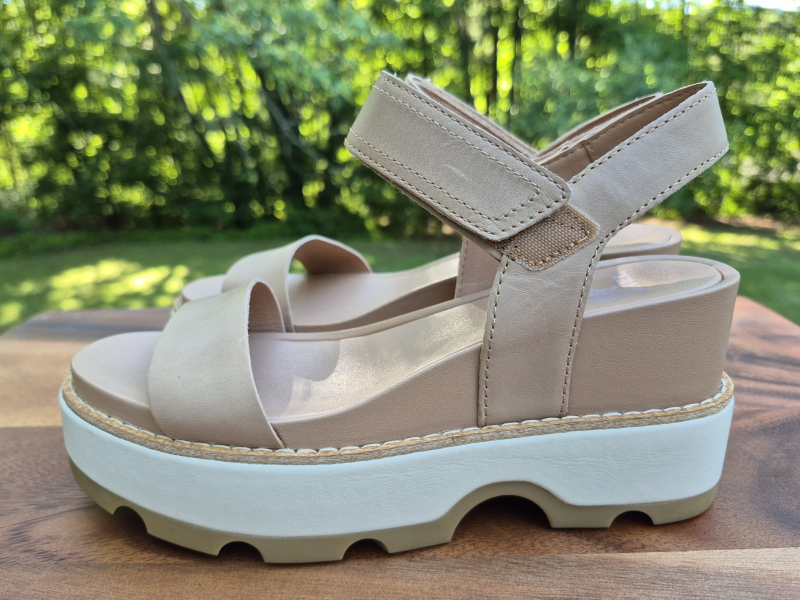 NIB SOREL Joanie IV Y-Strap Wedge Sandals, Honest Beige & Bleached Ceramic, 6M