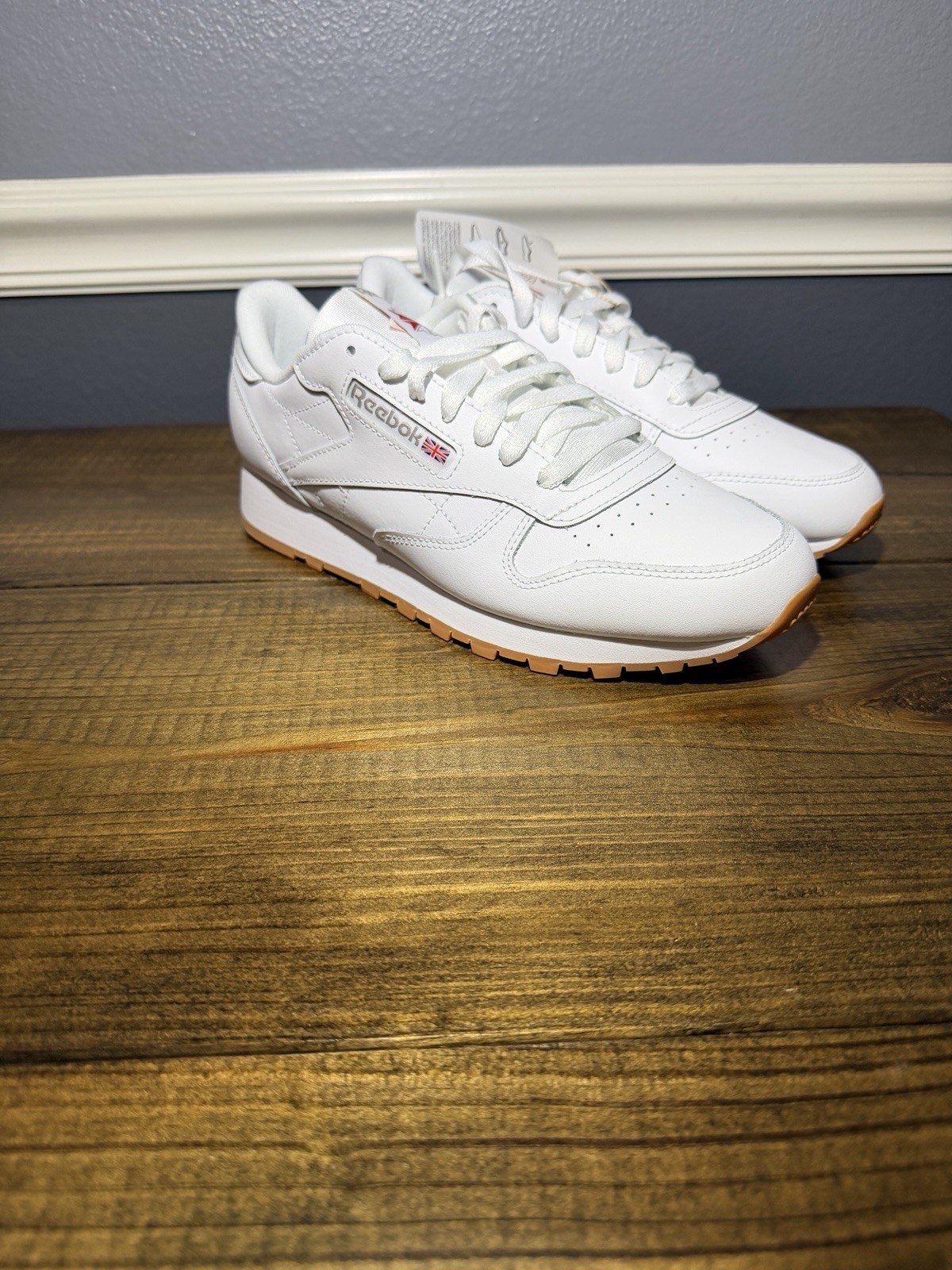 Reebok Classic Leather Women’s Low Top Leather Sneaker White/Gum Lace-Up