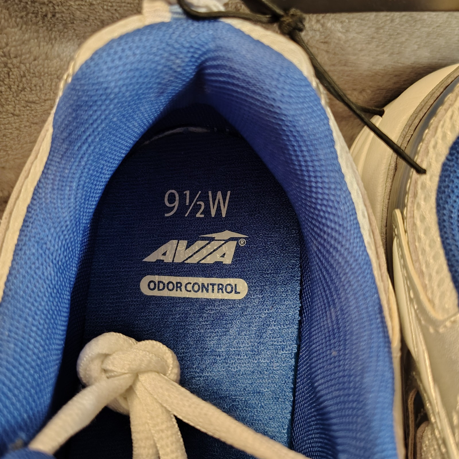 NEW W/ Tags AVIA Women’s Blue & Silver 5000 Sneakers Odor Control Size 9 1/2 W