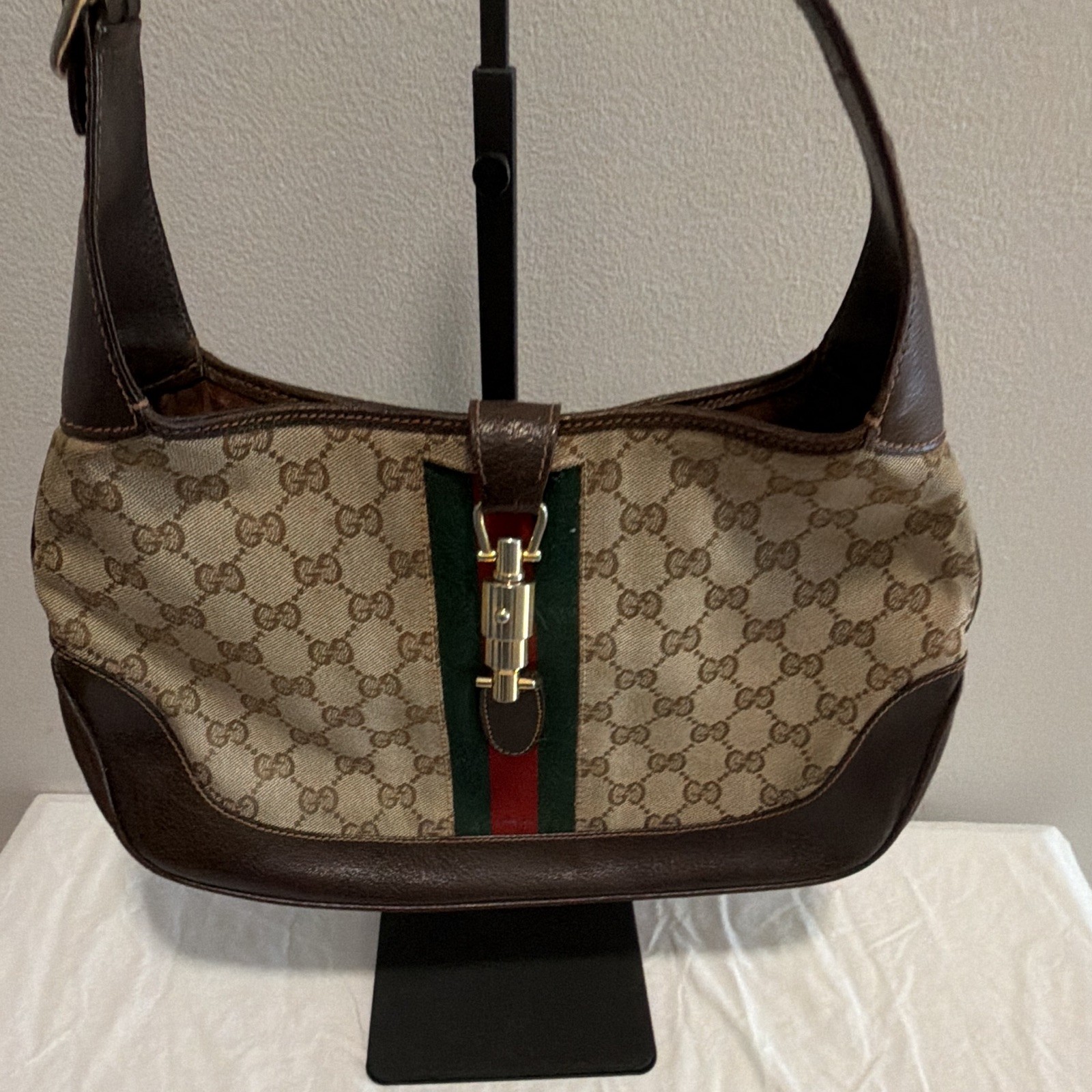 Gucci GG Canvas Jackie 1961 Shoulder Bag Buckle Closure Gold Piston Hardware