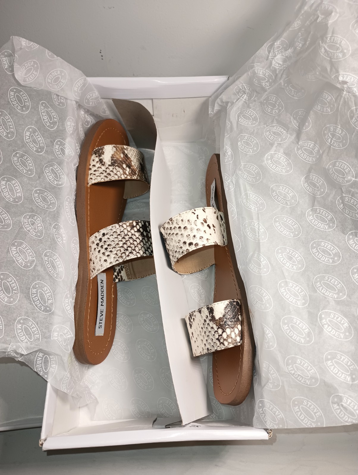 Steve Madden Rage Snake Print Flat Sandals Women’s US size 6.5 New in Box