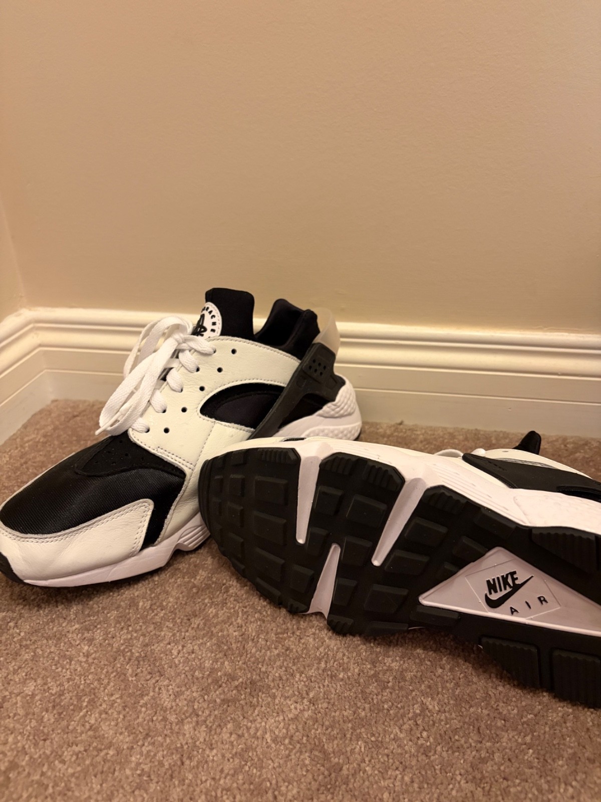 Size 11 – Nike Air Huarache black and white