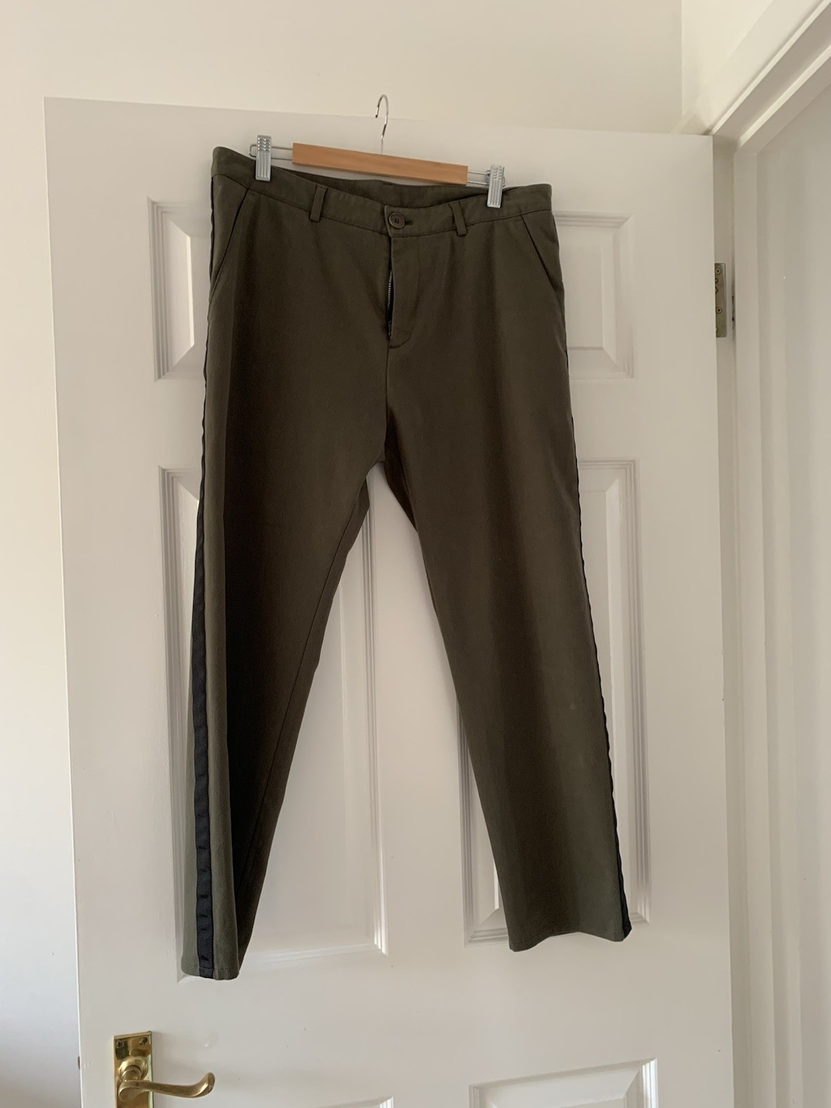 Fabulous Lot 78 ladies cropped khaki trousers W35in. Length 26 inches