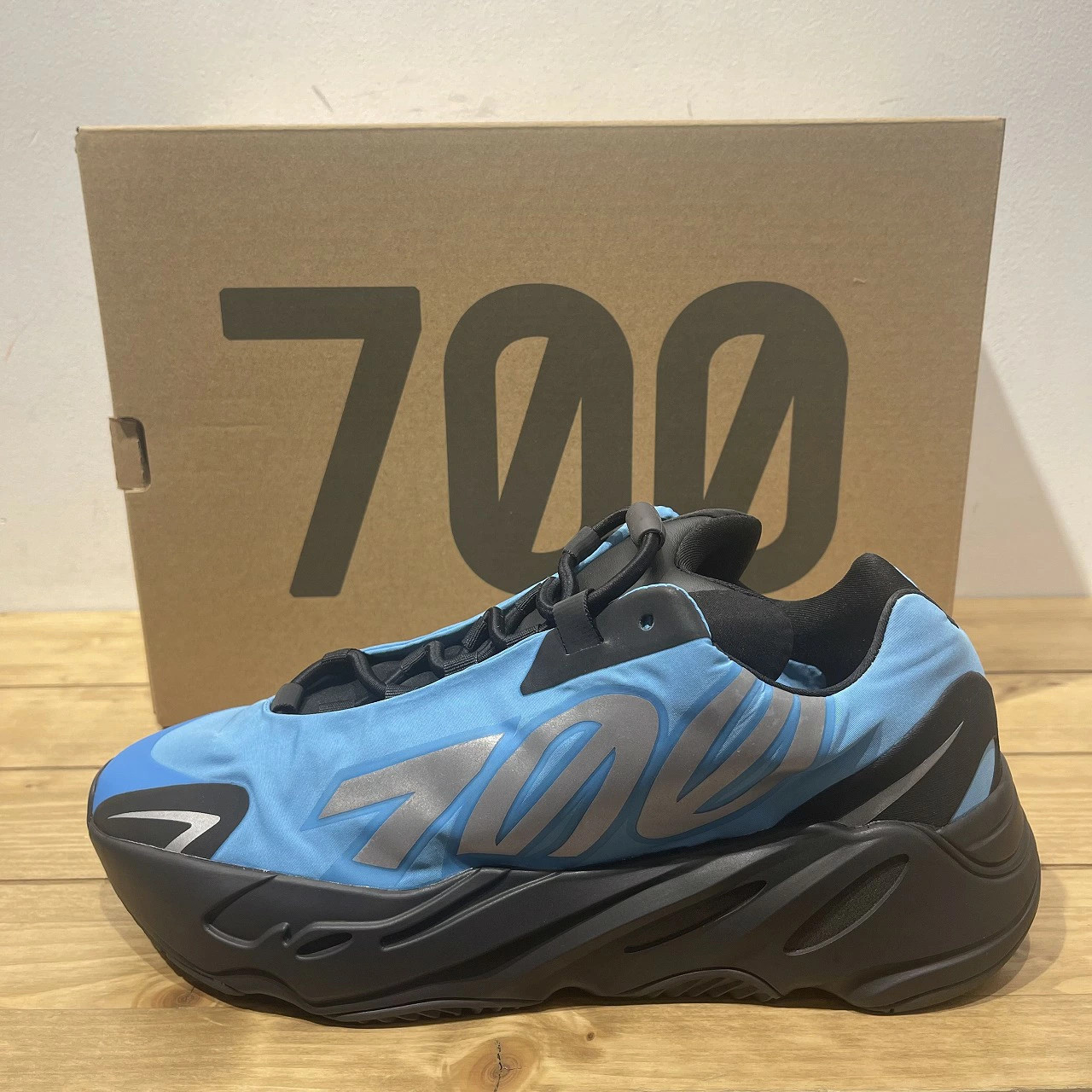 adidas Yeezy Boost 700 MNVN GZ3079 Sneakers Reflector-Dirty Used 10.6 inch
