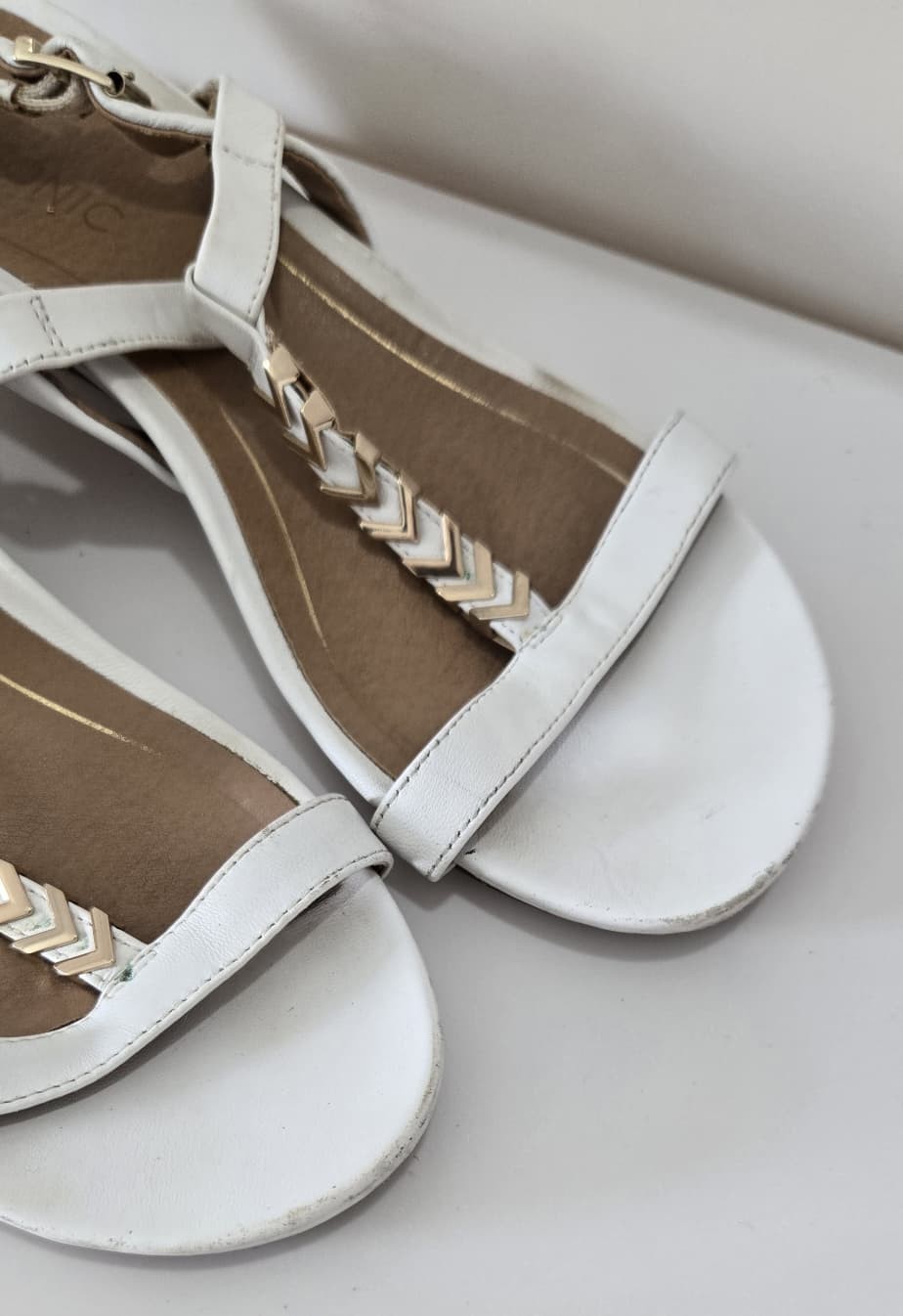 Vionic White Leather T-Bar Wedge Sandals Gold Chevron Detail Size 6.5M Worn