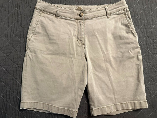Tommy Bahama Beige Chino Shorts Women’s Size 12