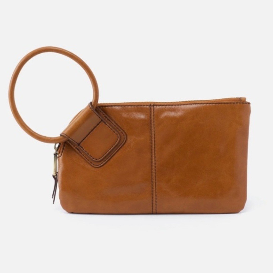 New HOBO Sable Clutch Women Truffle Brown Leather Circular Wristlet Quiet Luxury