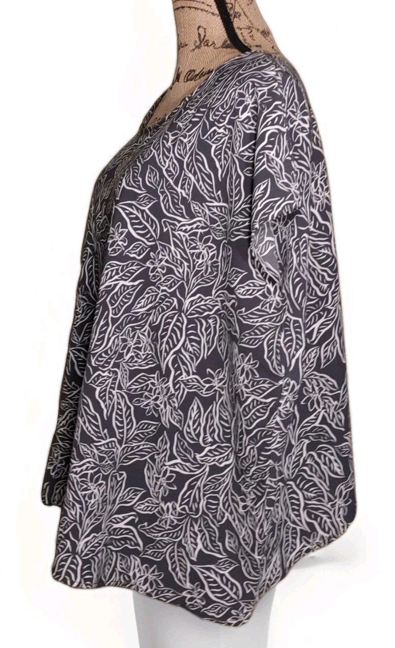 TORRID – Gray w/White Floral Outline Button Back Tunic – Women’s Size 2X