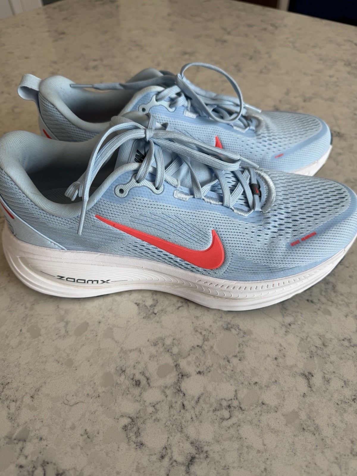Men’s Nike Vomero 18 Size 9 Ice Blue White Blue Fox Bright Crimson IQ9406-411