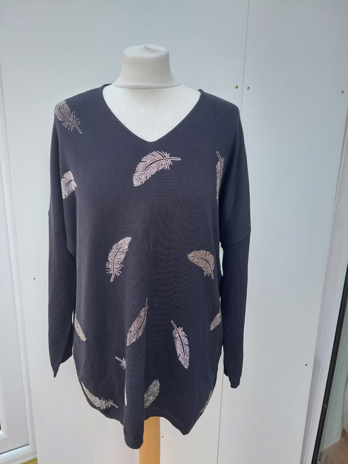 Frank Usher Jumper V Neck Stud Leaf Design Long Sleeves Black bxv Size L/XL