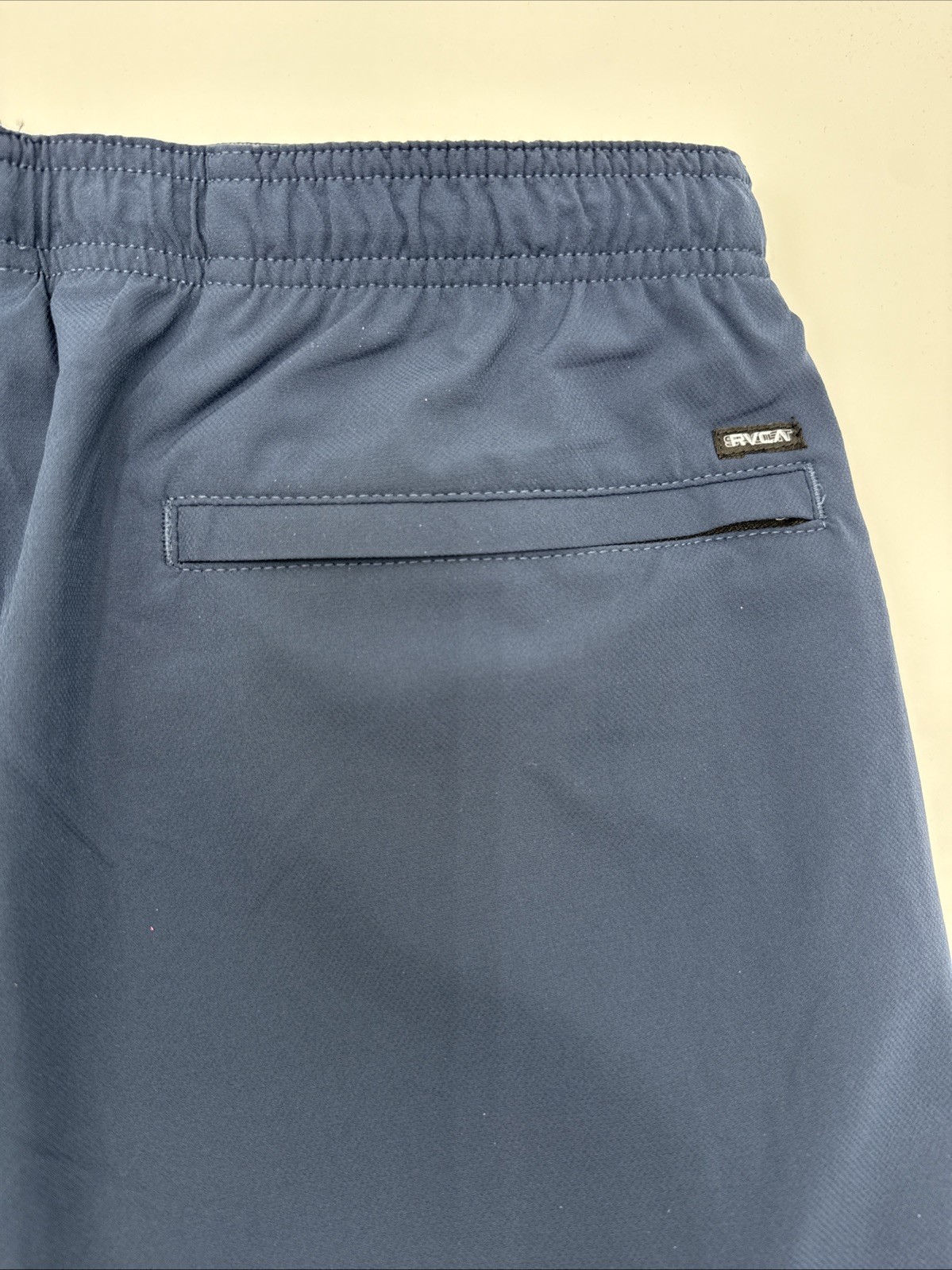 $70 RVCA Men’s Yogger Stretch 17 Shorts 8″ – Navy Blue – Medium -New Tag