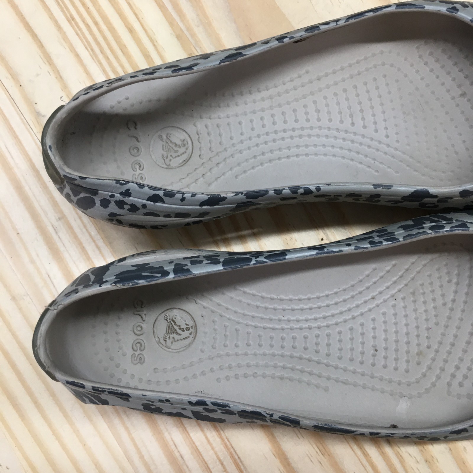 Crocs Sandals Womens 8 Kadee Ballet Flats Gray Rubber Casual Animal Print 203105