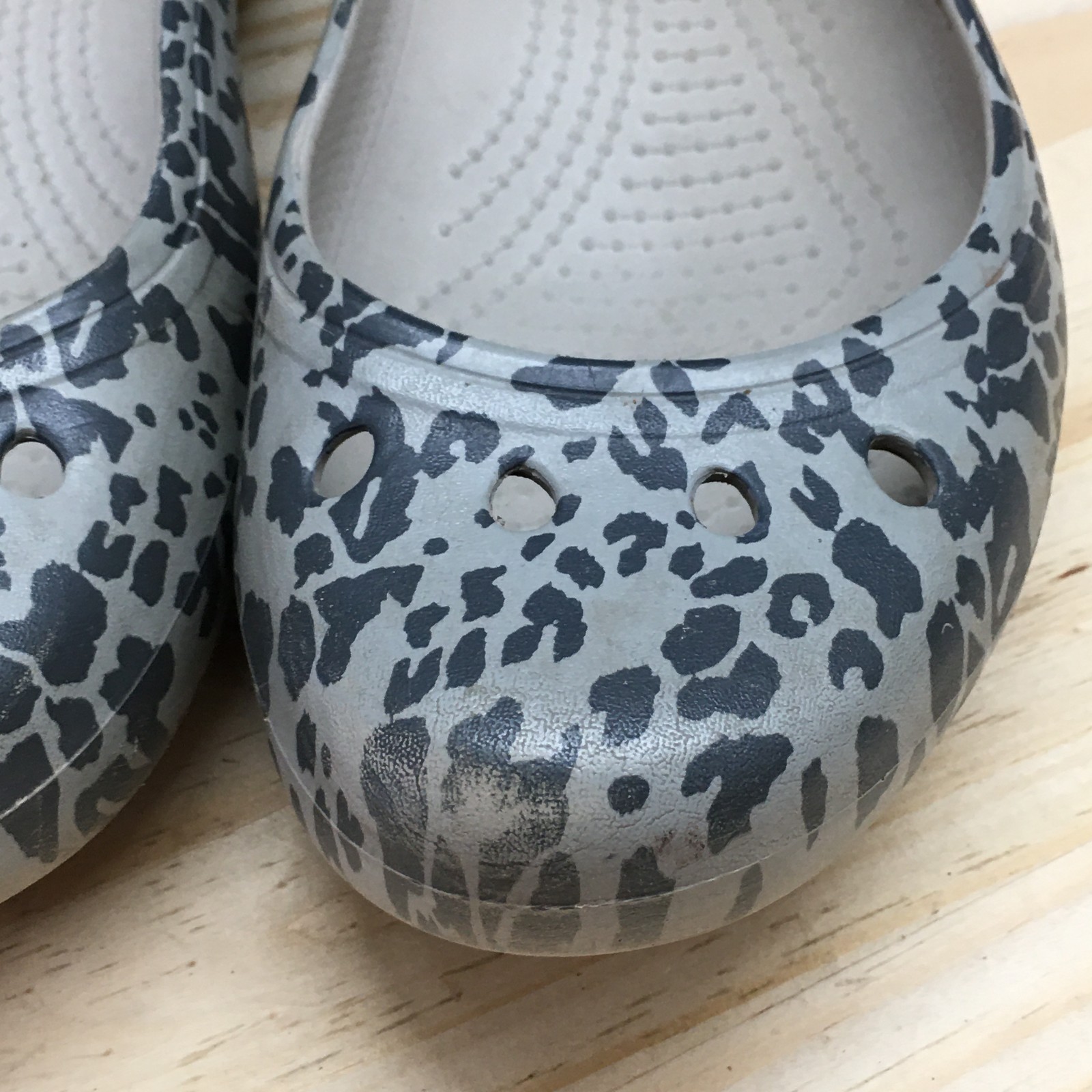 Crocs Sandals Womens 8 Kadee Ballet Flats Gray Rubber Casual Animal Print 203105