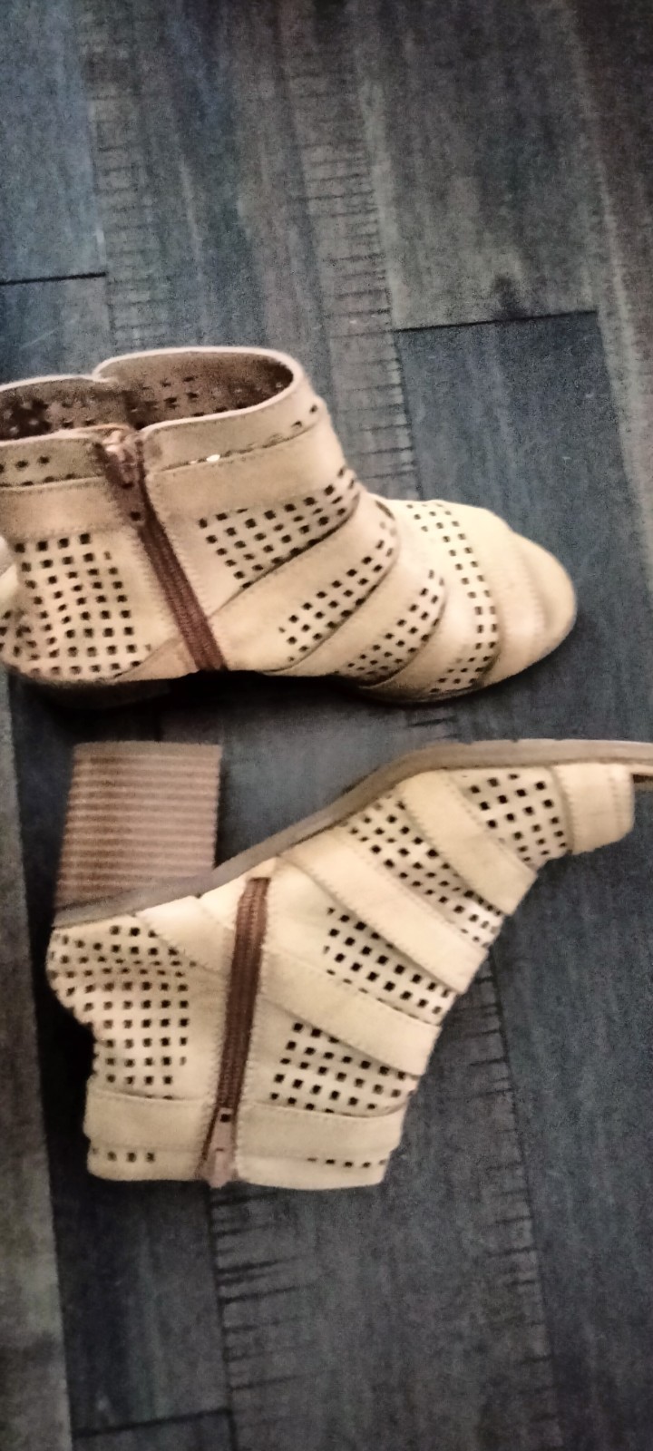 Ladies Size 6 Mountain Sole Shoes
