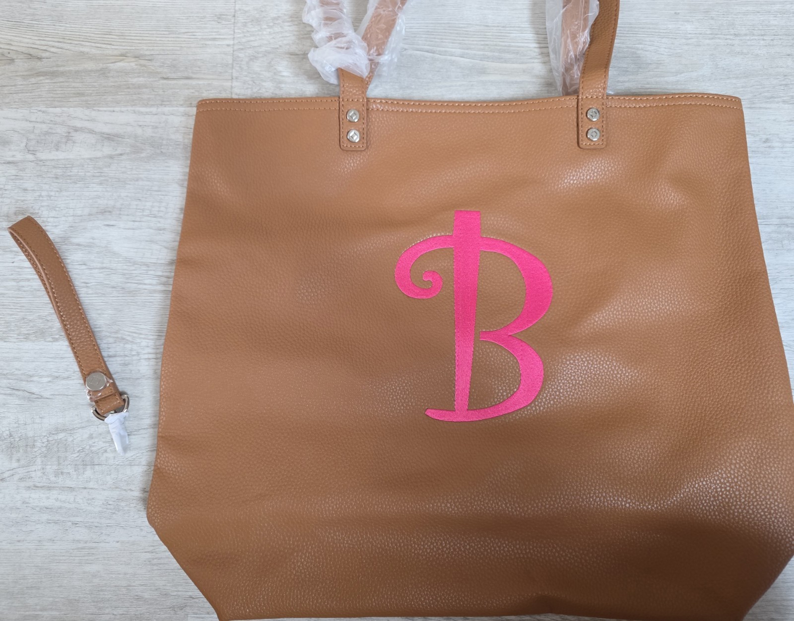 Thirty-One Large Tote Bag Brown Pebbled Monogram w/Letter B & w/ Wristlet Strap