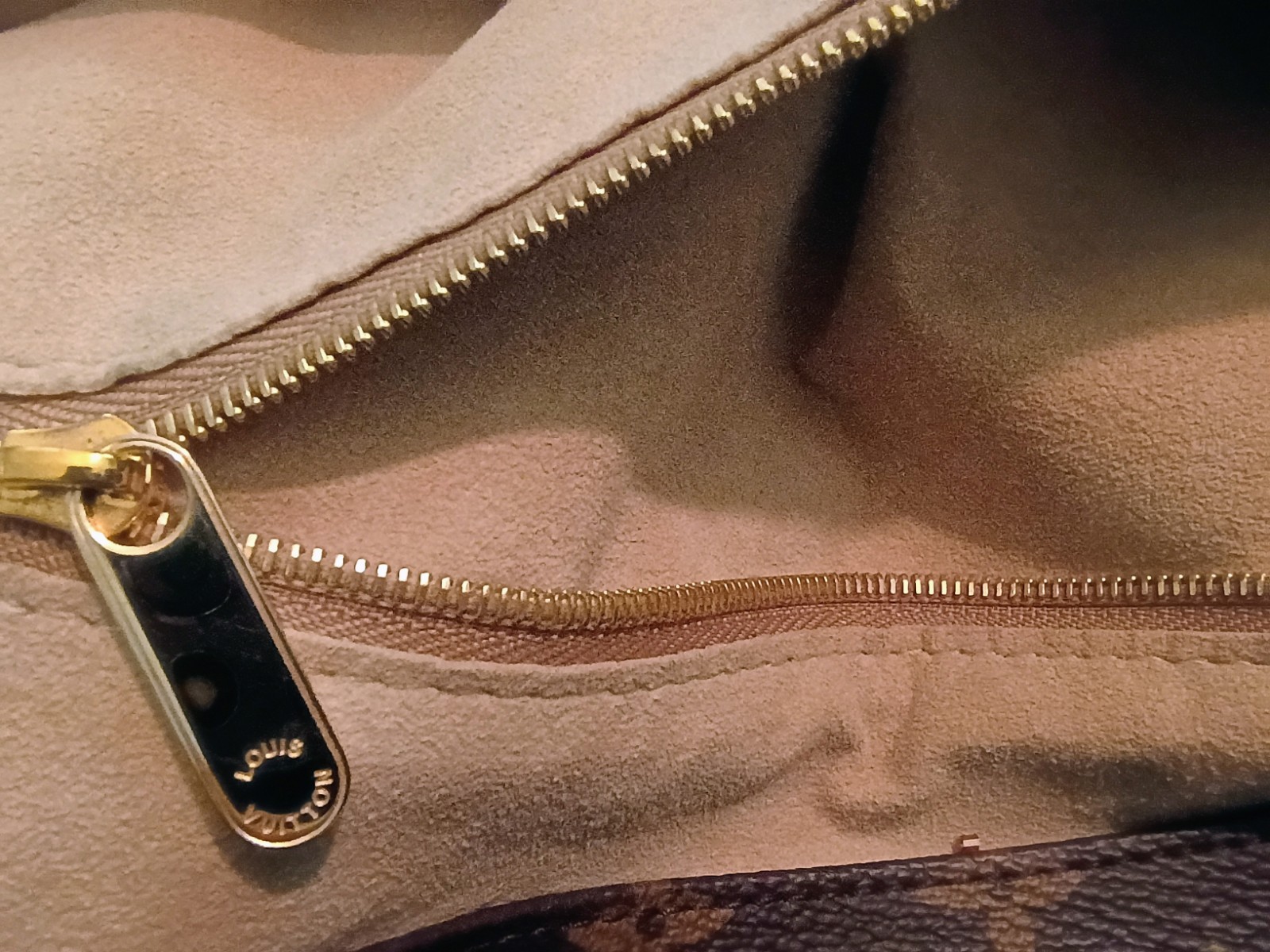 Louis Vuitton Artsy Handbag Monogram Canvas MM Pre-owned In Excellent Condition