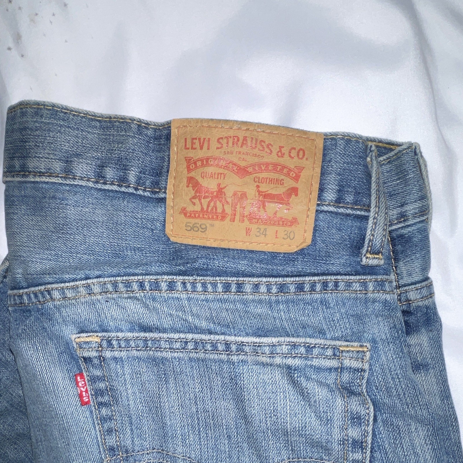 Levi’s Men’s Light Wash Blue Denim Jeans Straight Regular Fit 5-Pocket