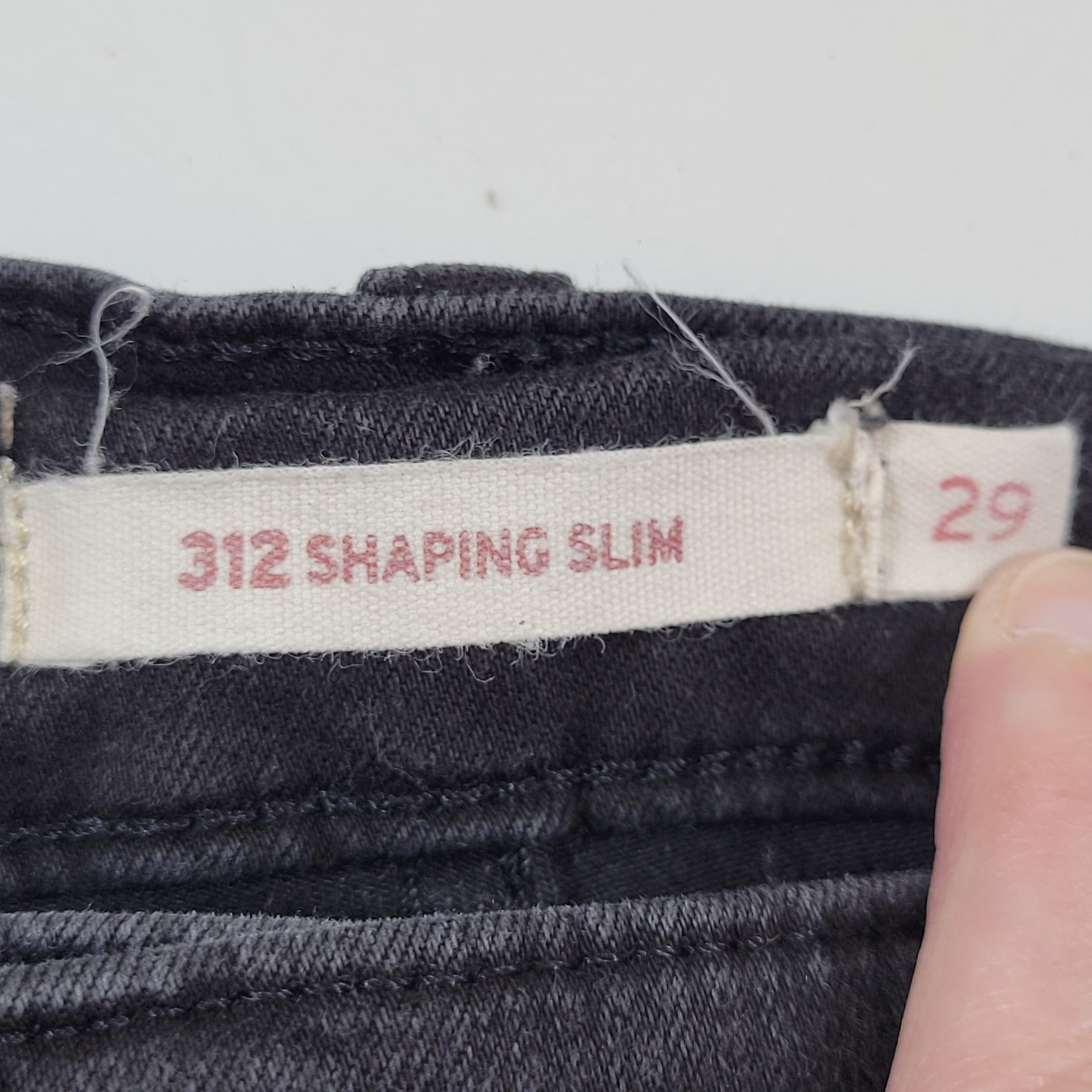 Levi’s 312 Shaping Slim Jeans Womens 29×30 Black Excellent Mid Rise Denim 19627