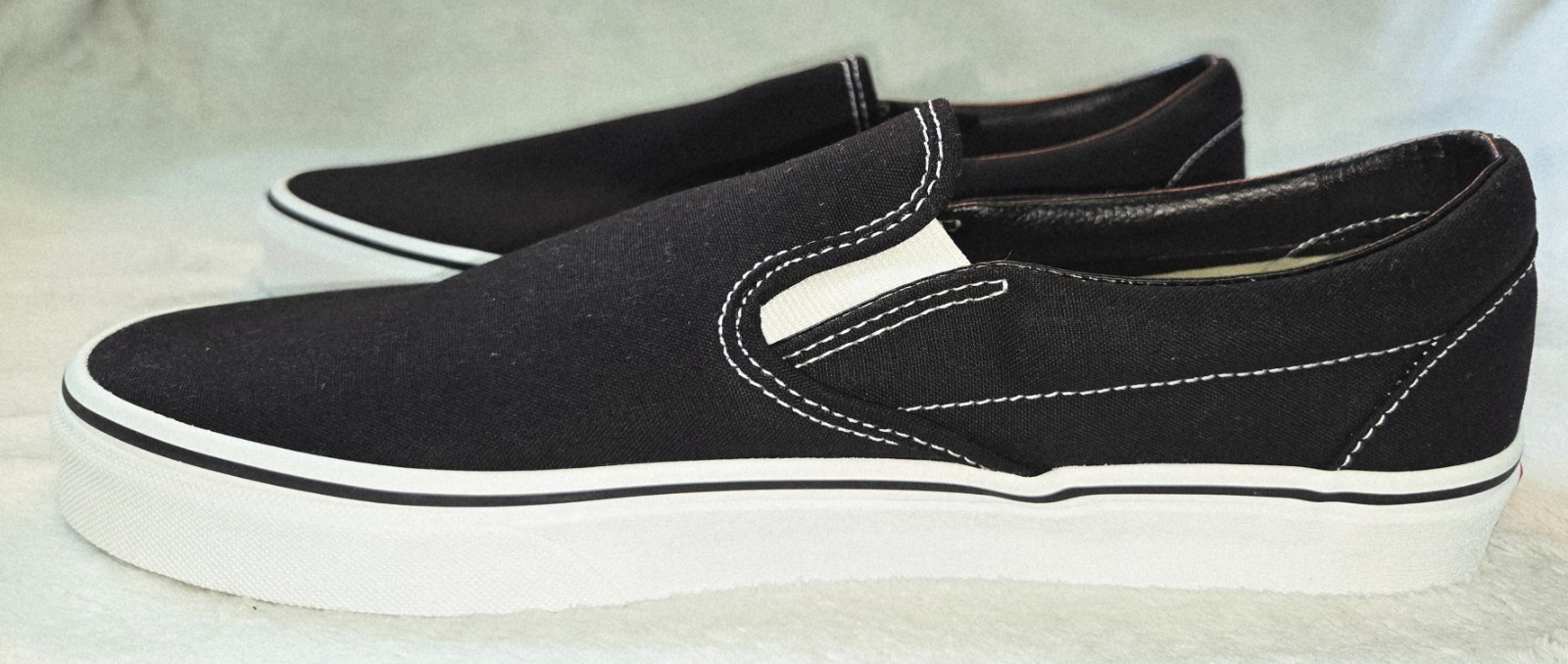 VANS Classic Slip-On Black/White Low Top Solid Sneaker, Unisex Adult Skate