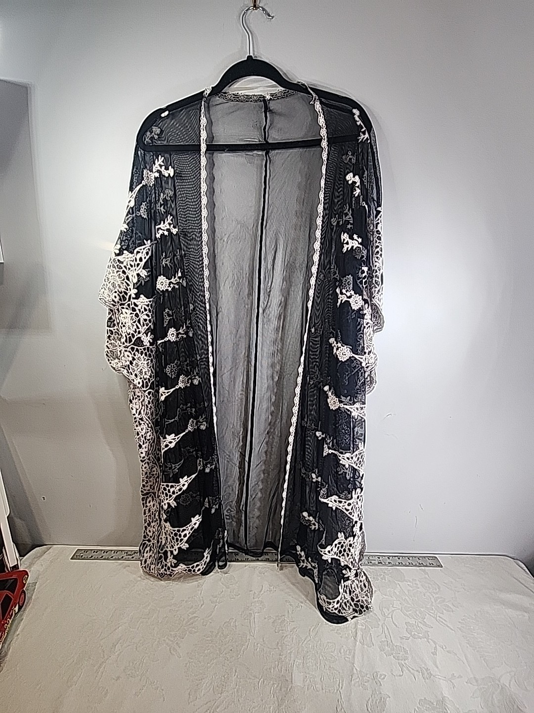 Time & Tru Women Black Ivory Scalloped Embroidered Lace Kimono Robe Cover-Up S M